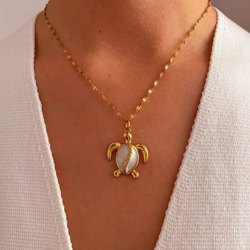 Collar de oro con colgante de tortuga