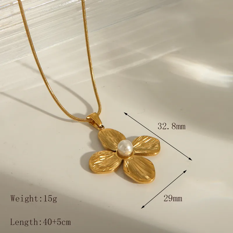 Collar de flor dorada con perla