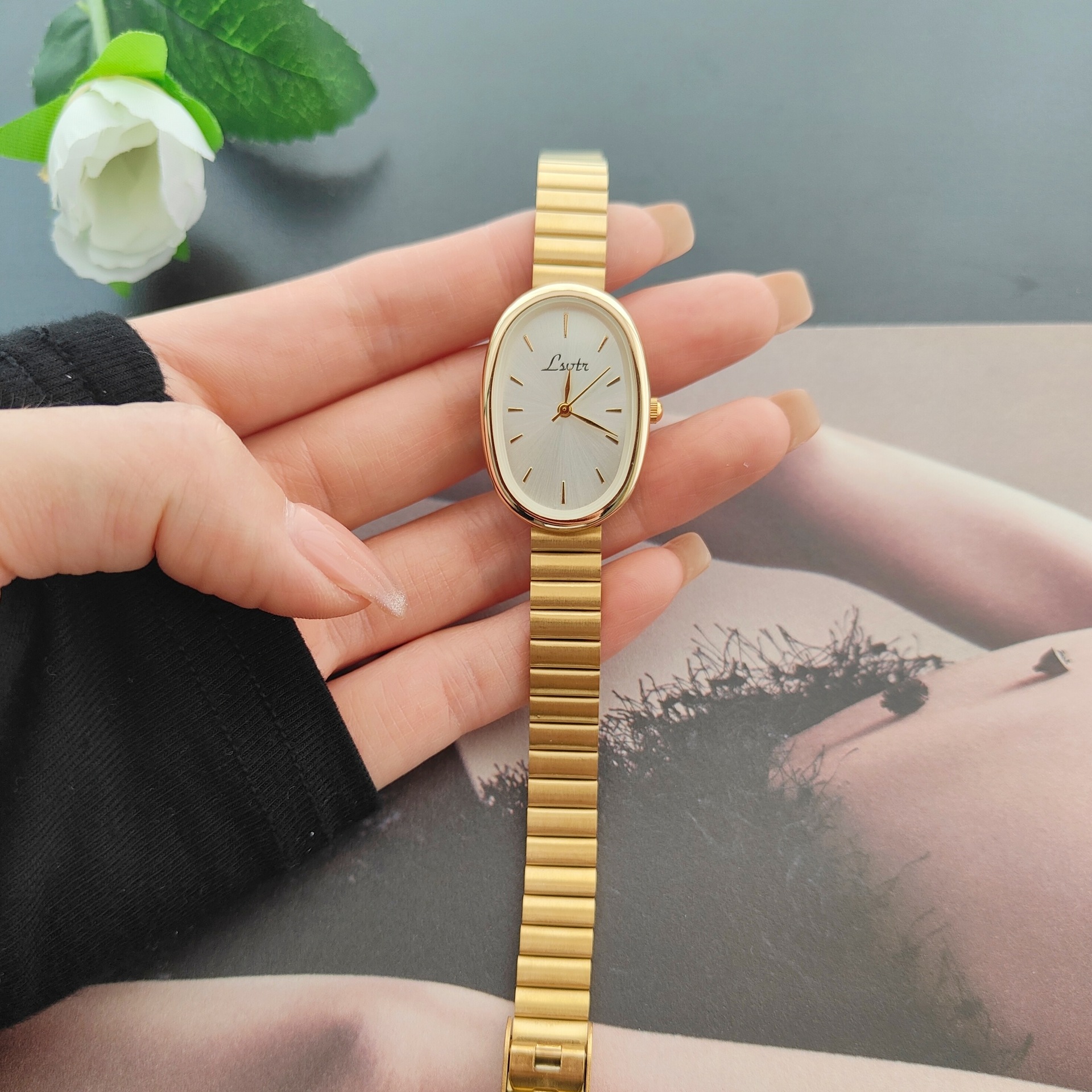 Reloj dorado de pulsera