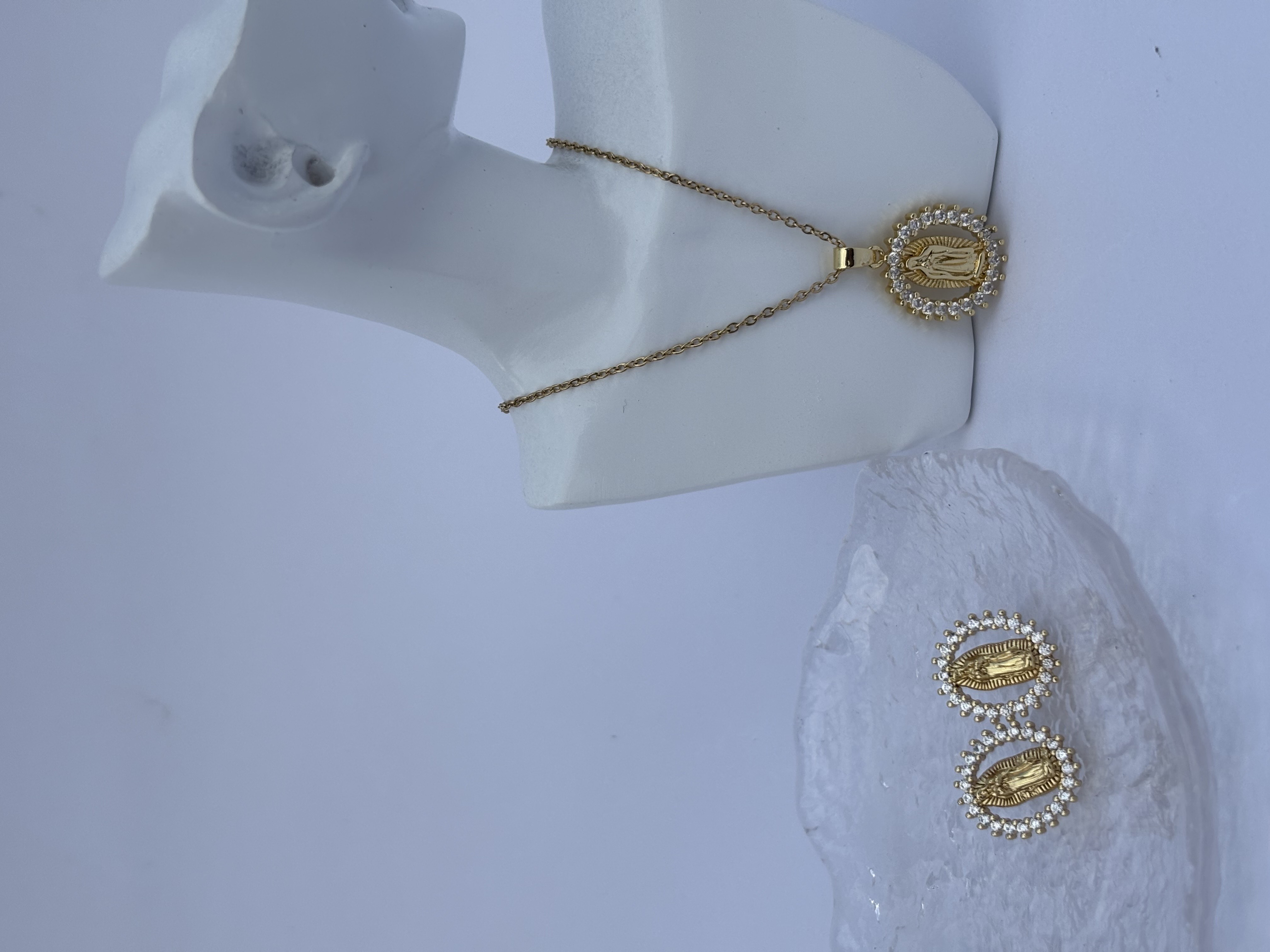 Conjunto de collar y aretes