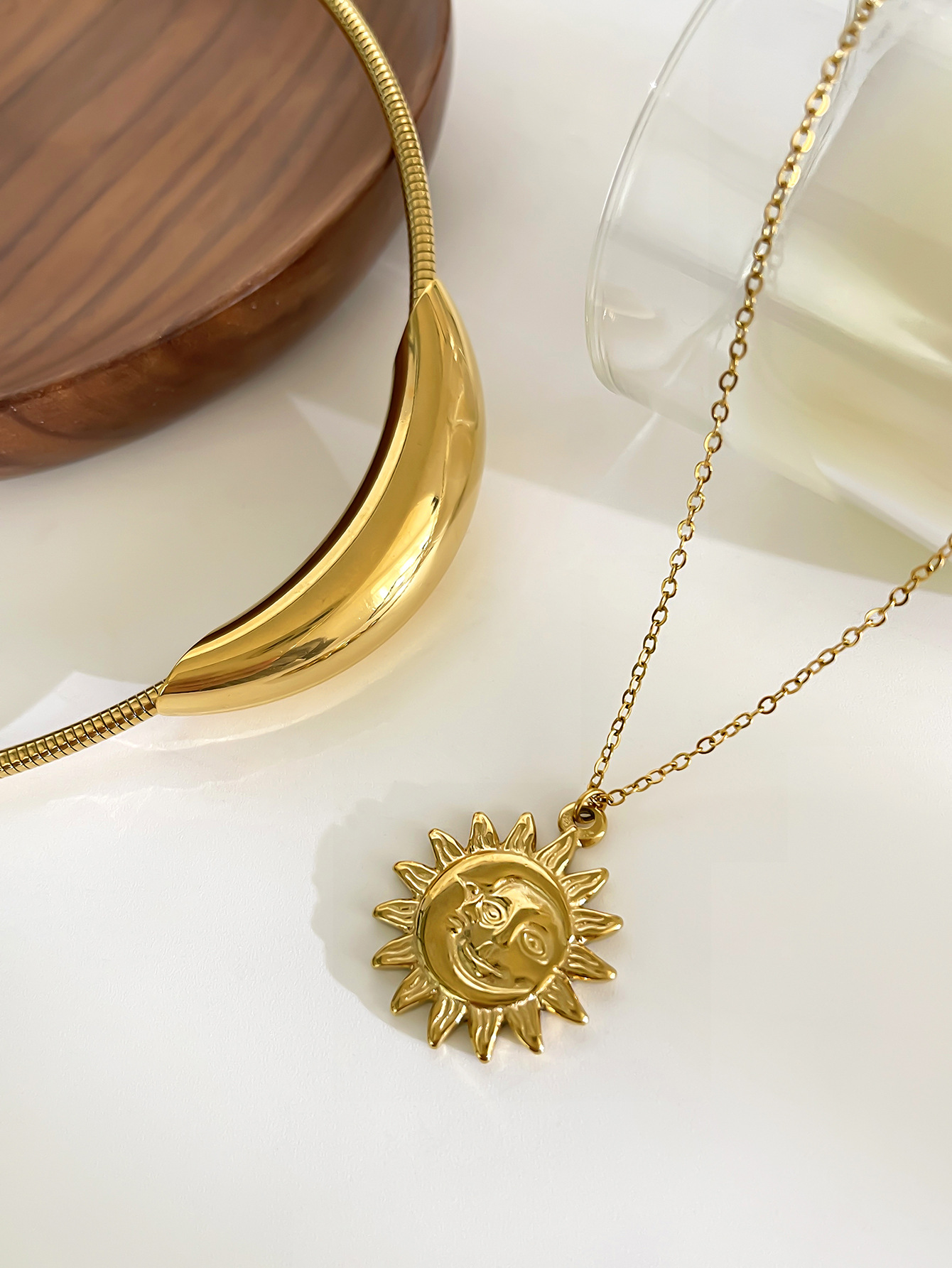 Collar de sol y luna dorado