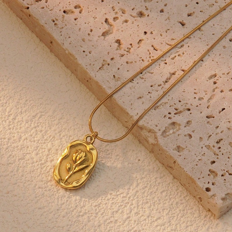 Collar dorado con colgante floral