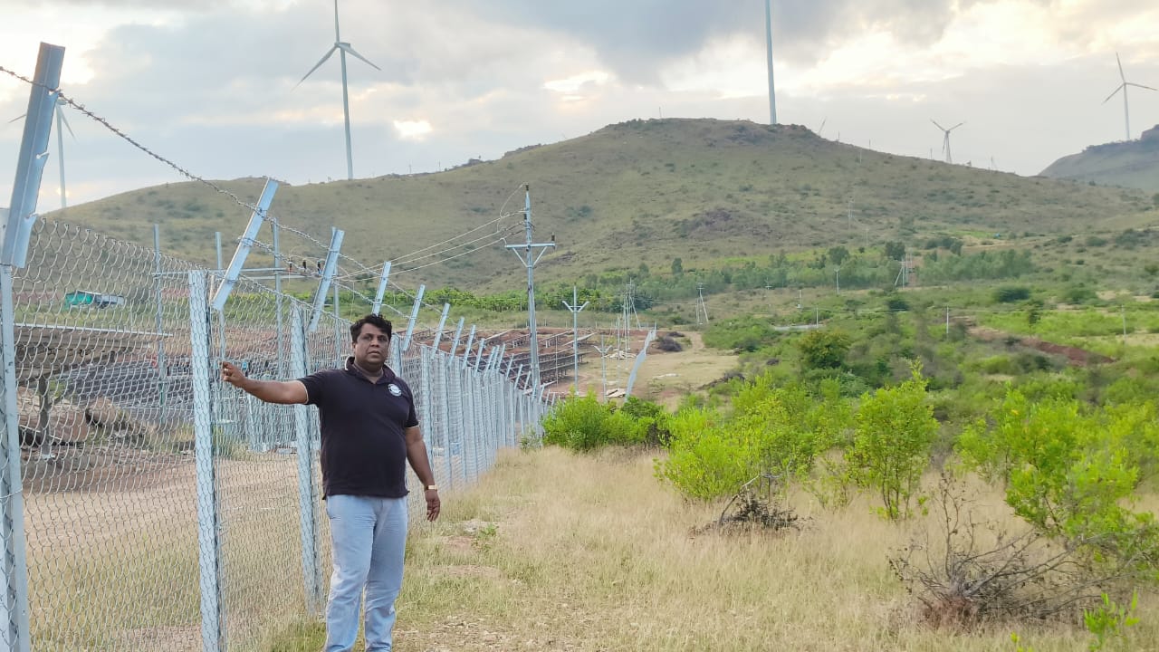 Solar plant fencing with chain link mesh and Barbed wire