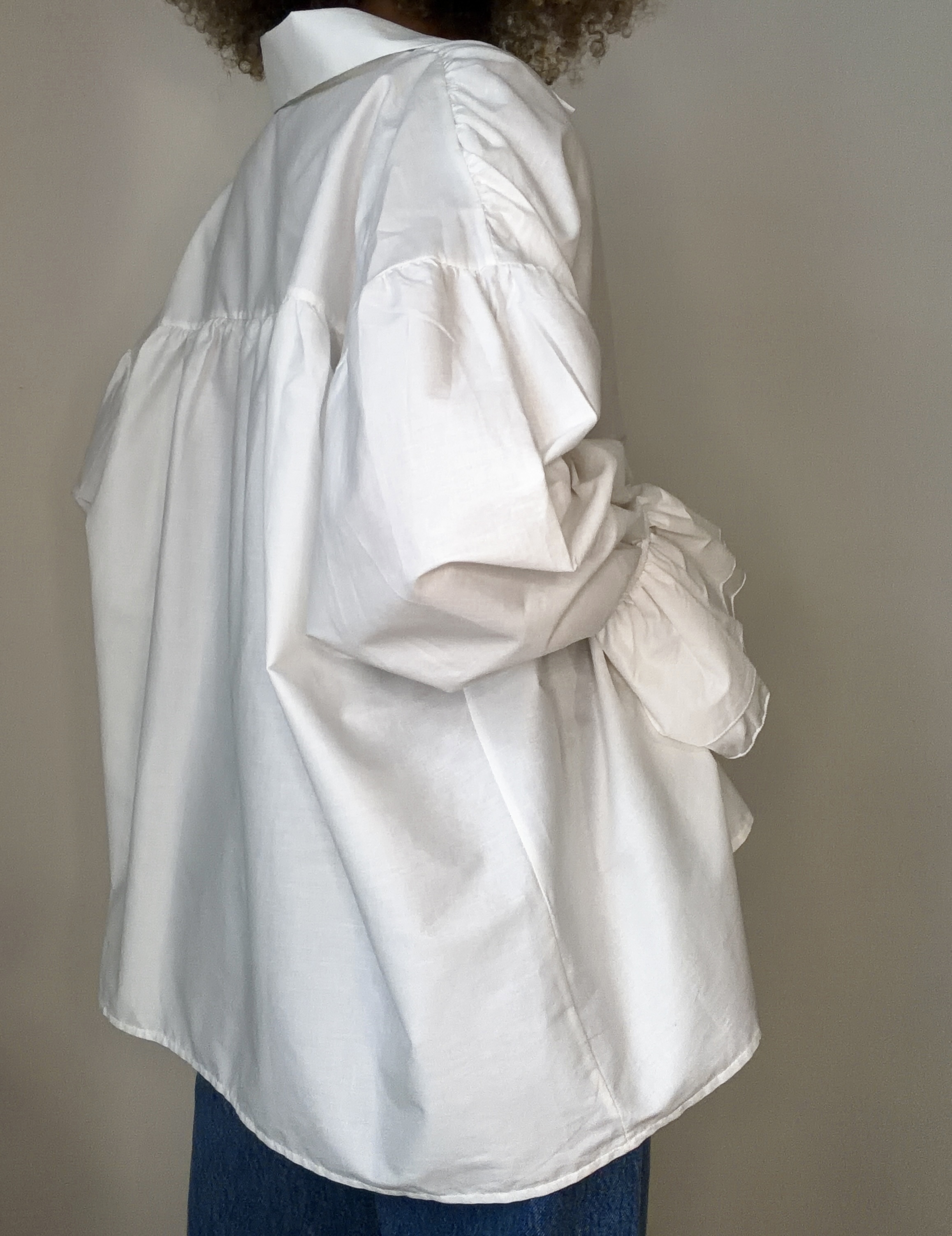 Chemise blanche à manches volantées