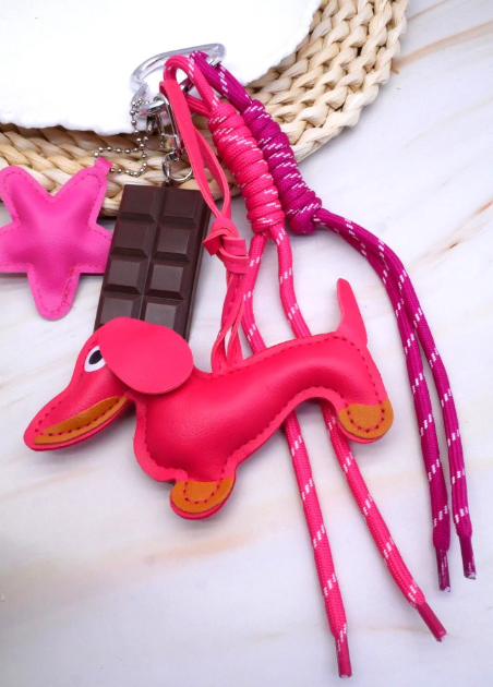 PORTE CLEFS/GRIGRI CHIEN ROSE