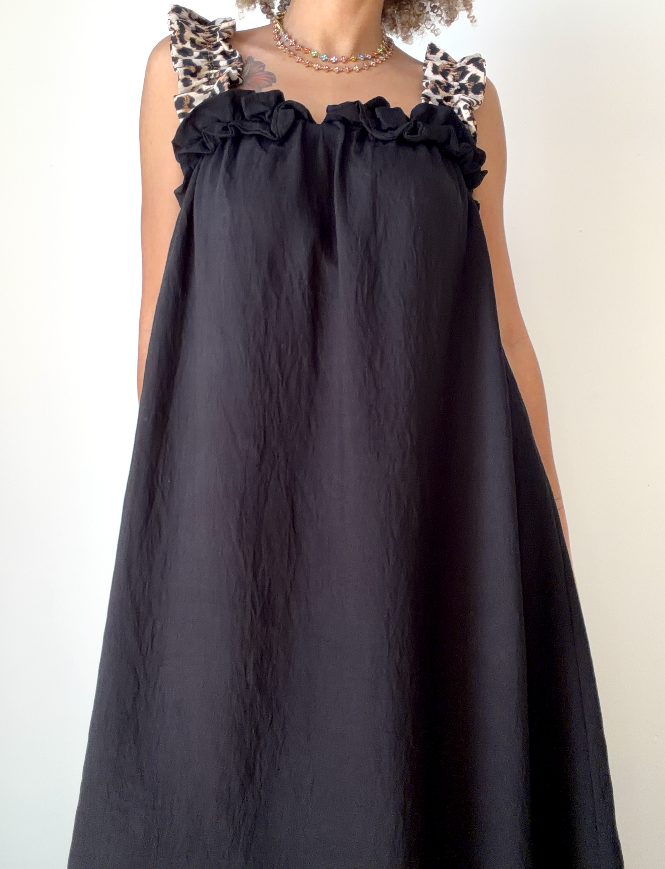 Robe noire à détails léopard