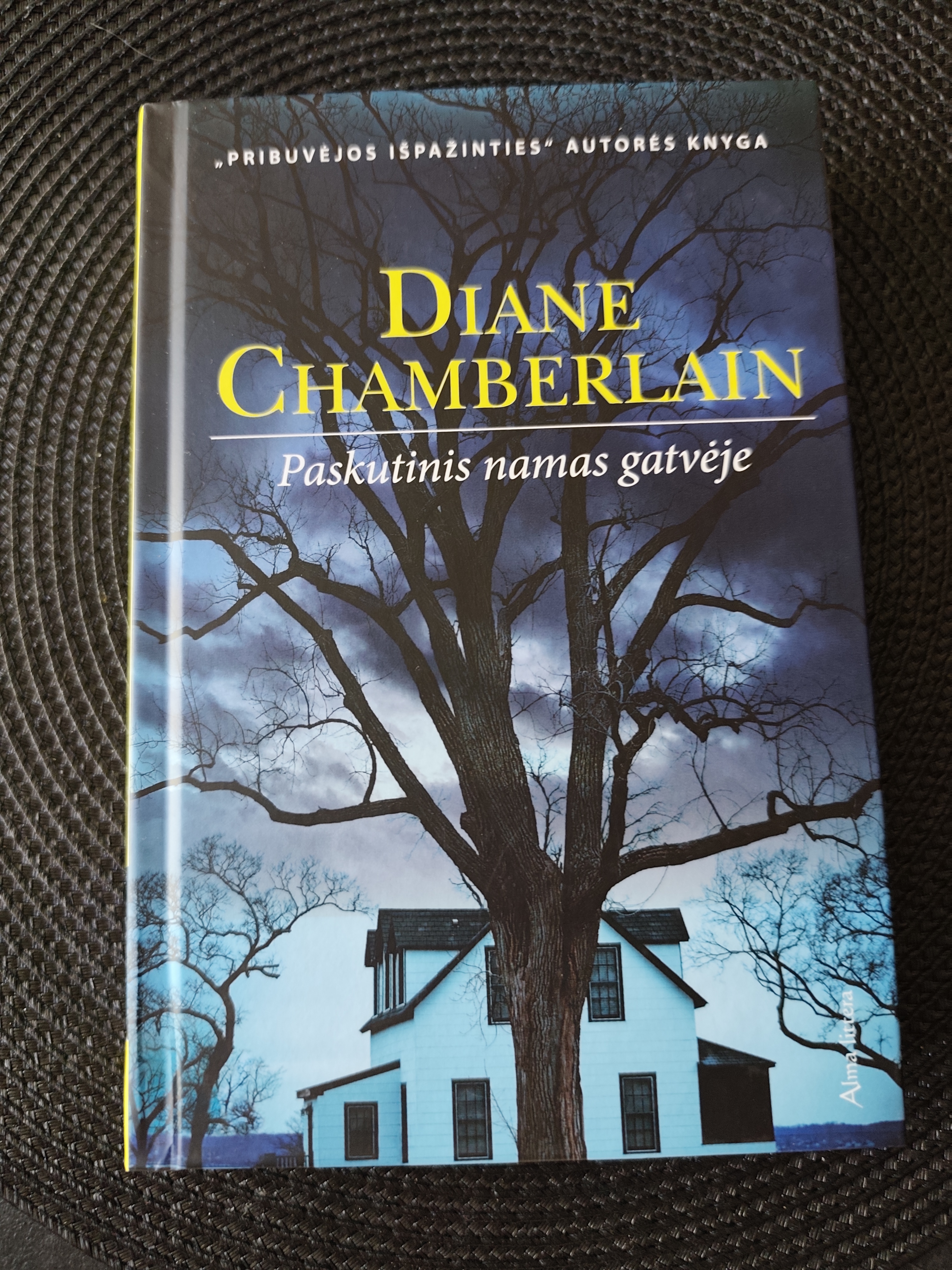 Knyga "Paskutinis namas gatvėje"