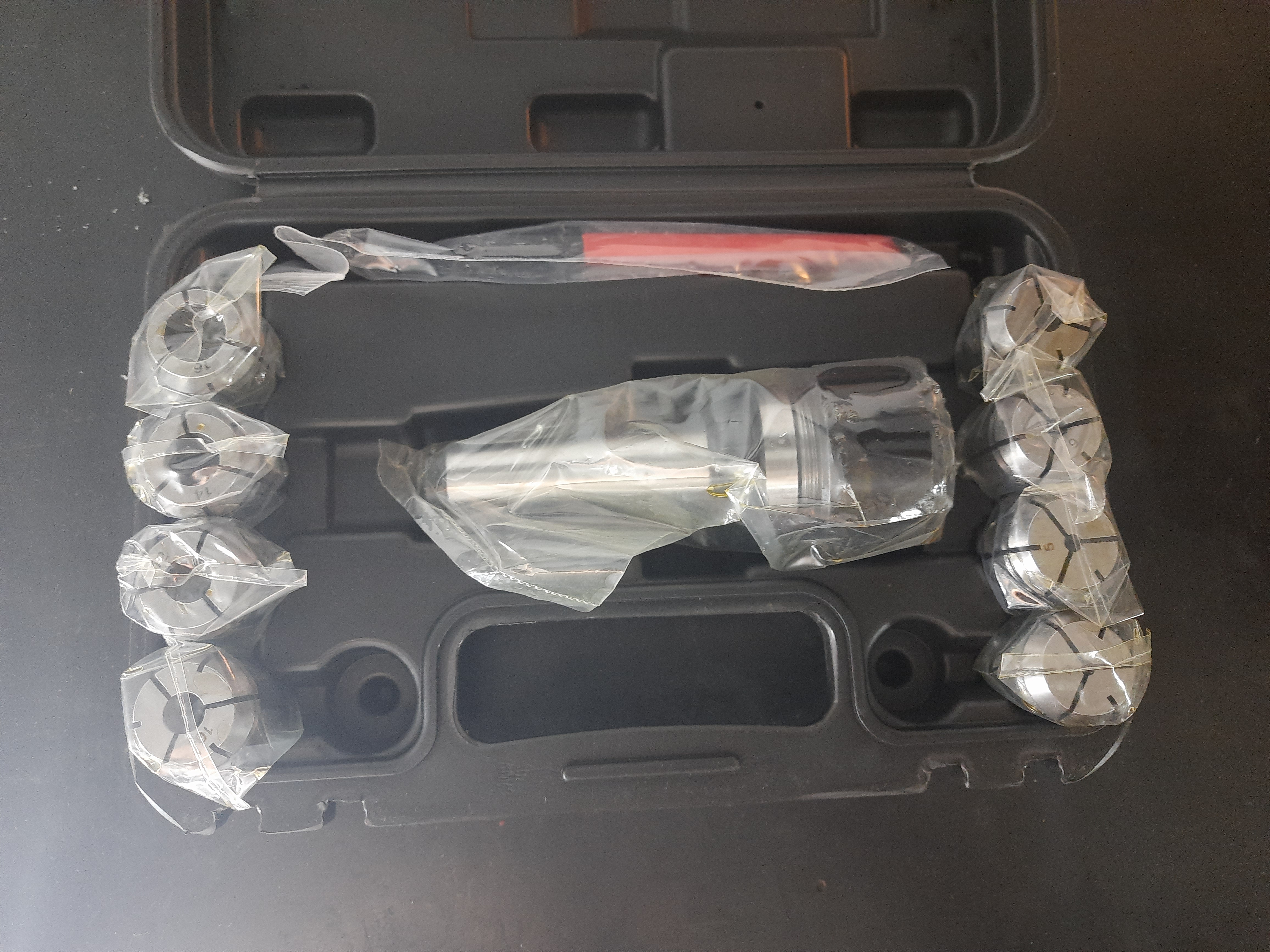 Mandrin porte-outils avec pinces de serrage