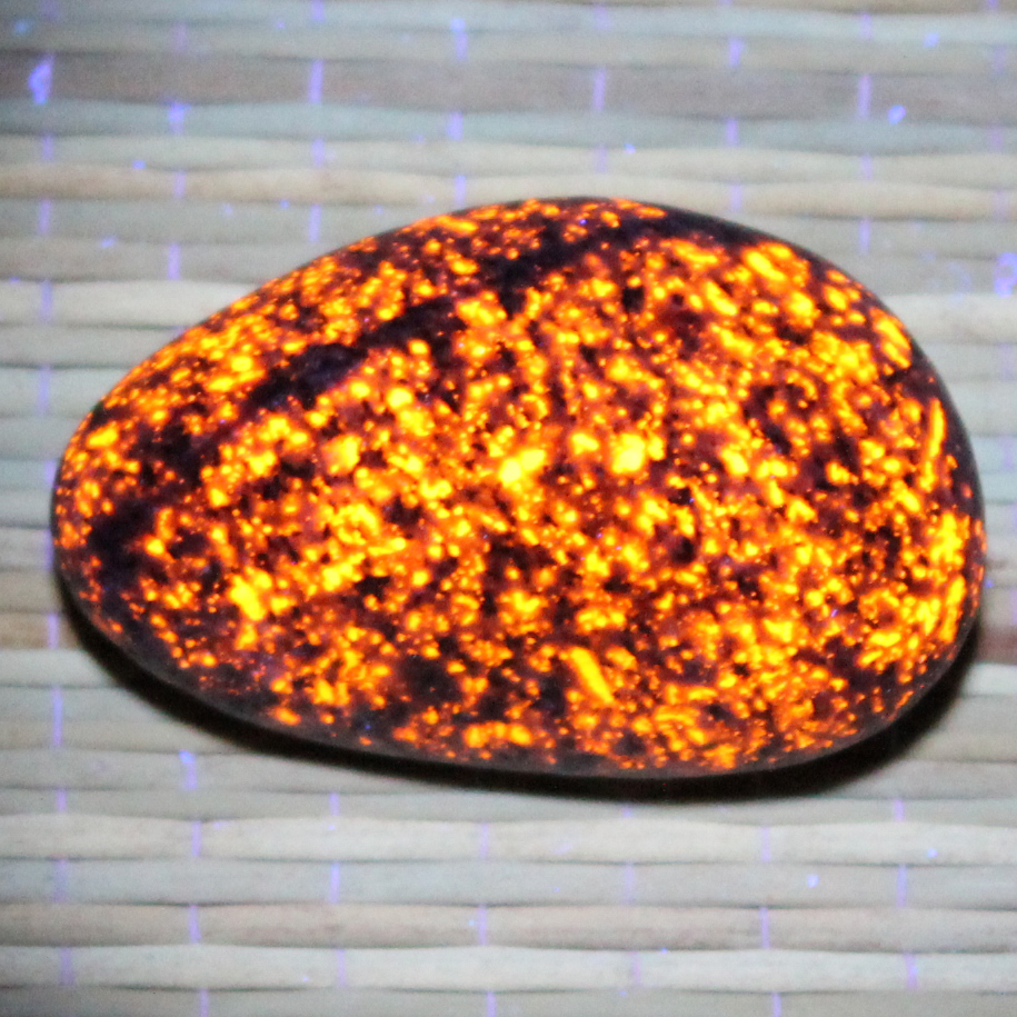 Bright Yooperlite Rock Weighs 0.8 Ounces