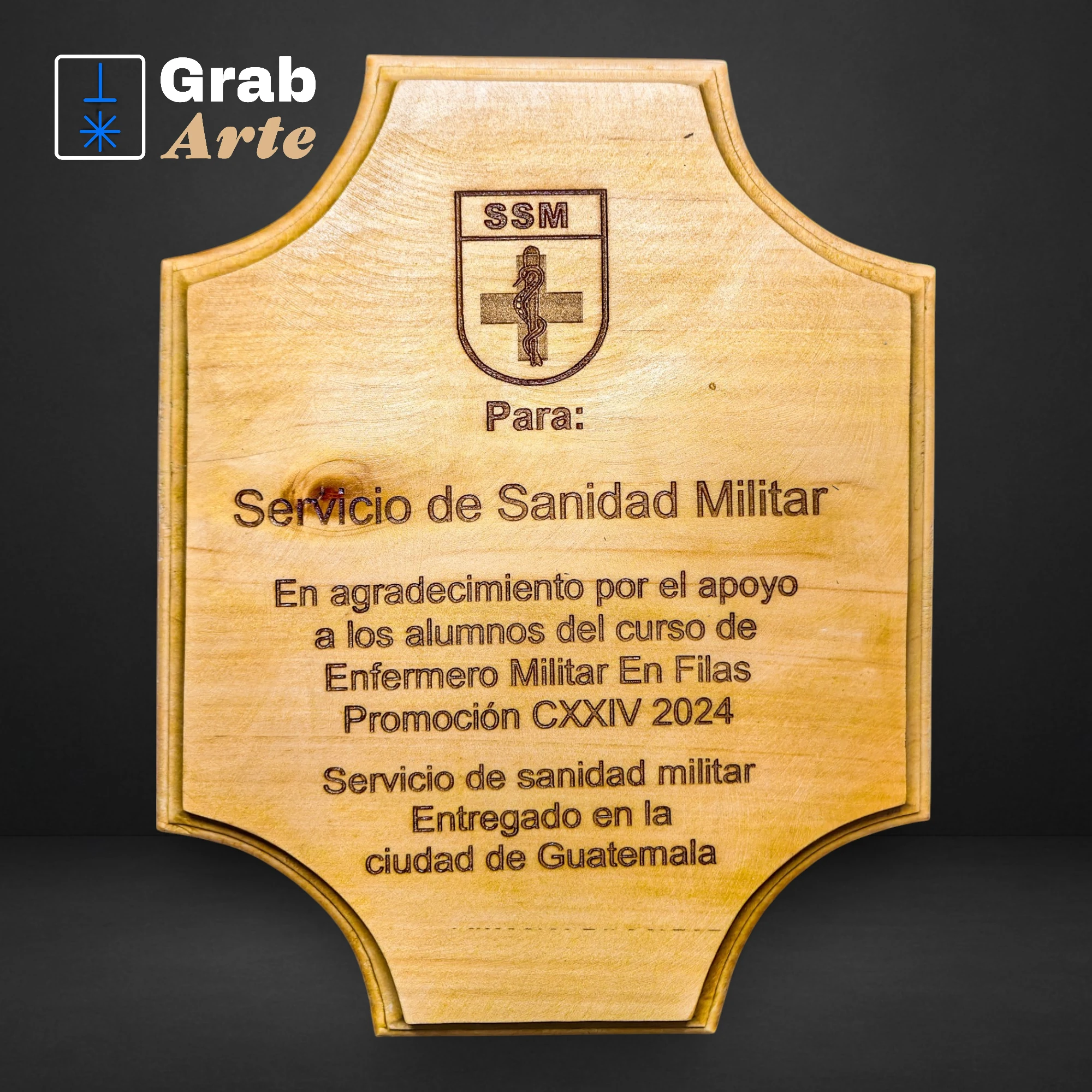 Reconocimiento en madera natural con bordes tallados
