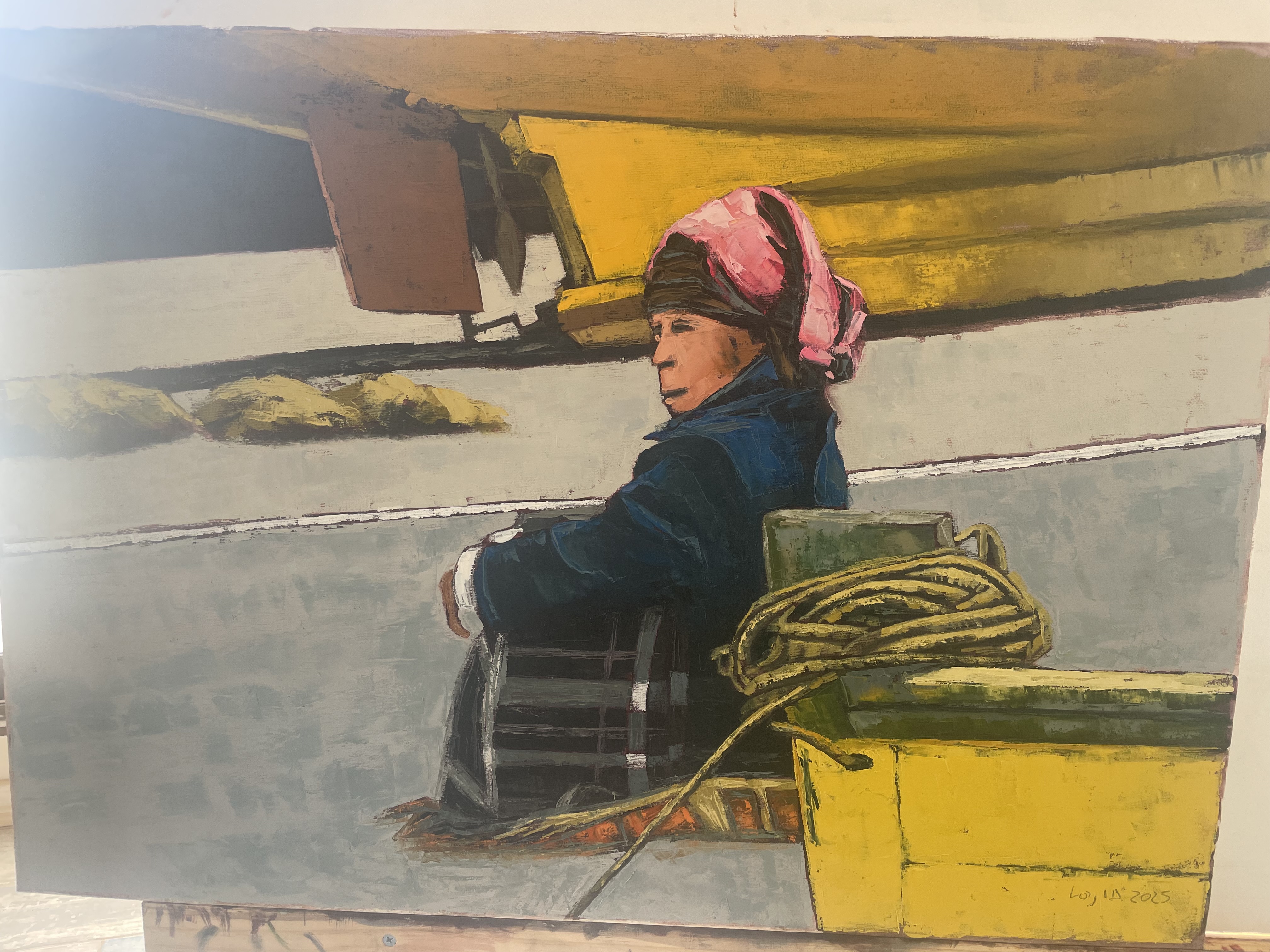 Mujer sentada en caleta de pescadores