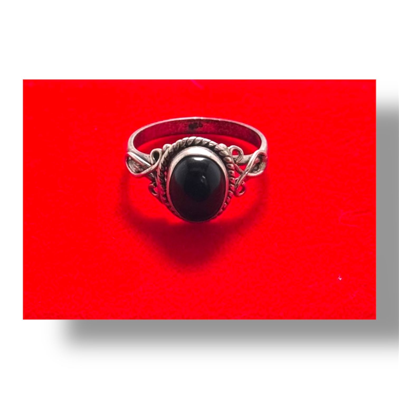 Anillo de plata con piedra negra