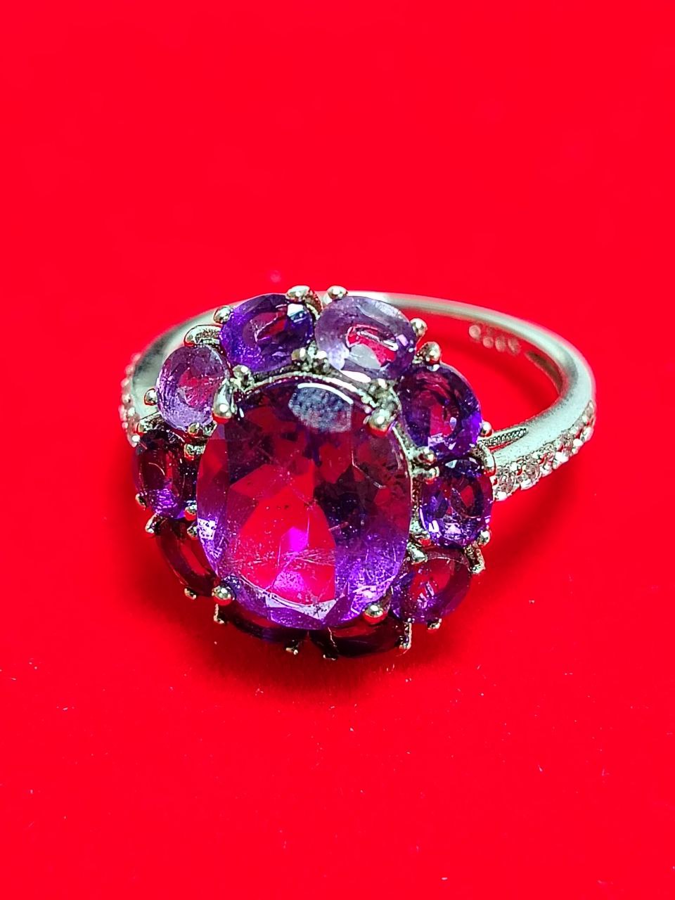 Anillo de plata con gemas 
