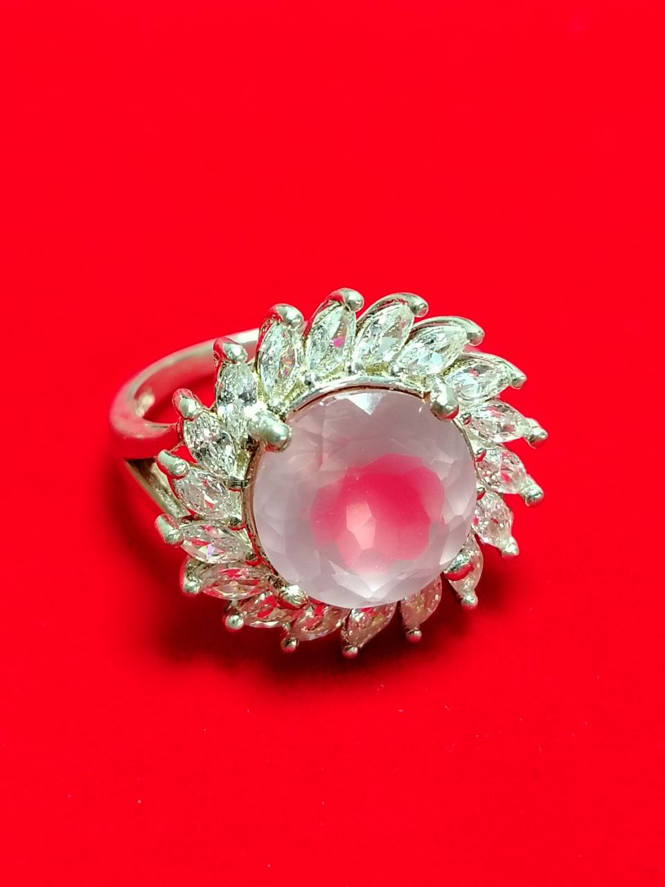 Anillo con piedra preciosa rosa