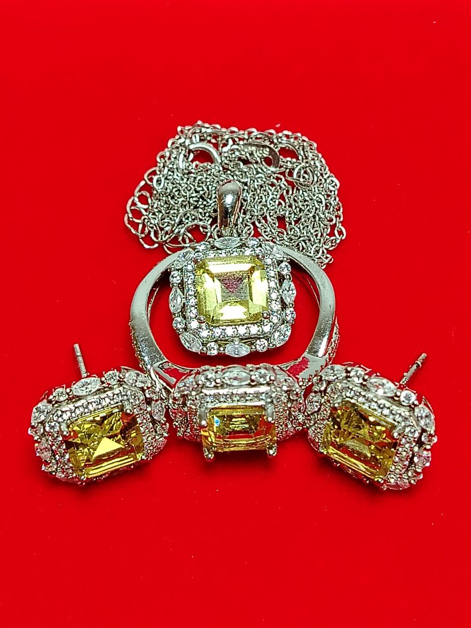 Conjunto de joyería de plata con piedras amarillas