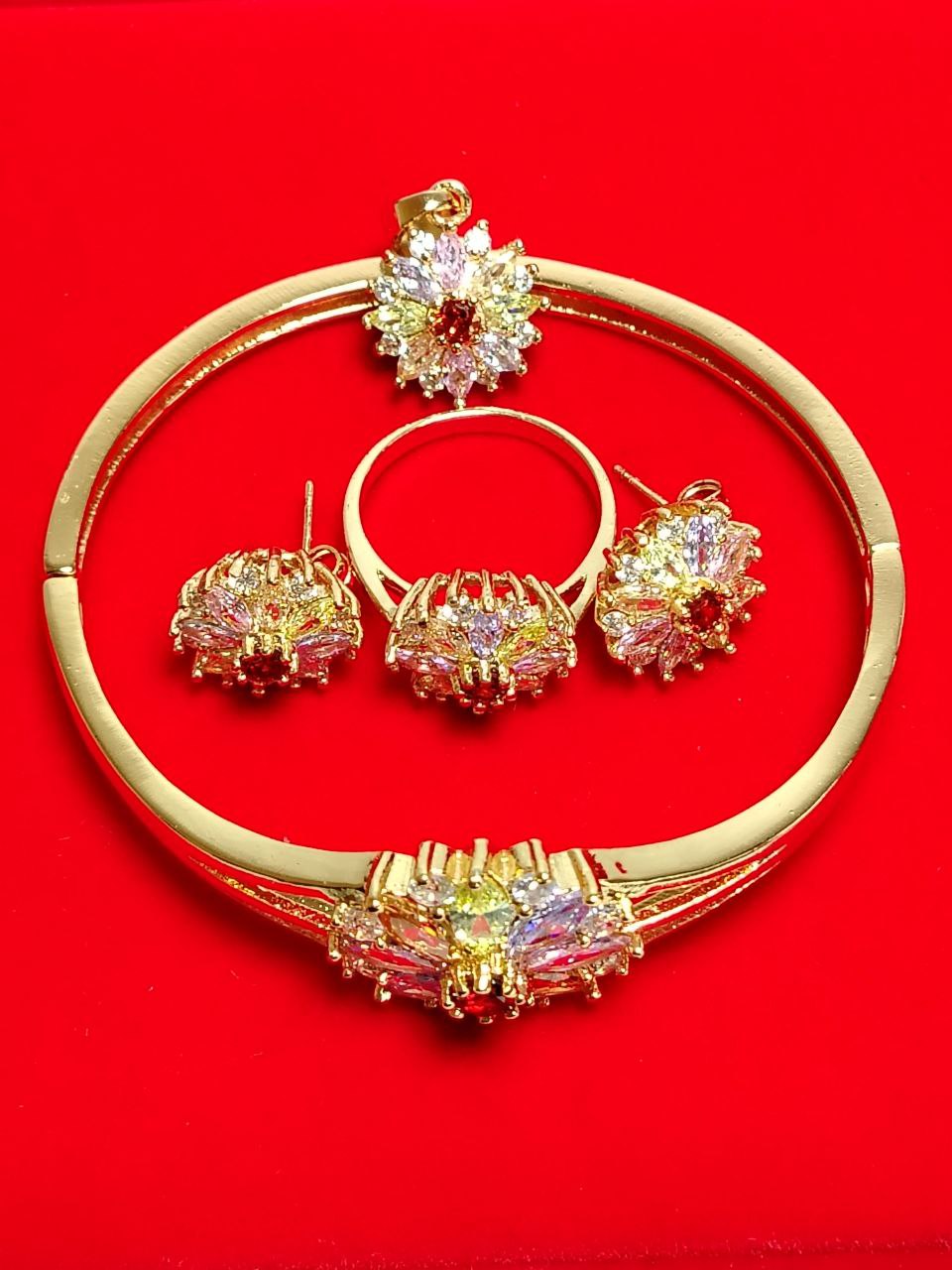 Conjunto de joyería dorada