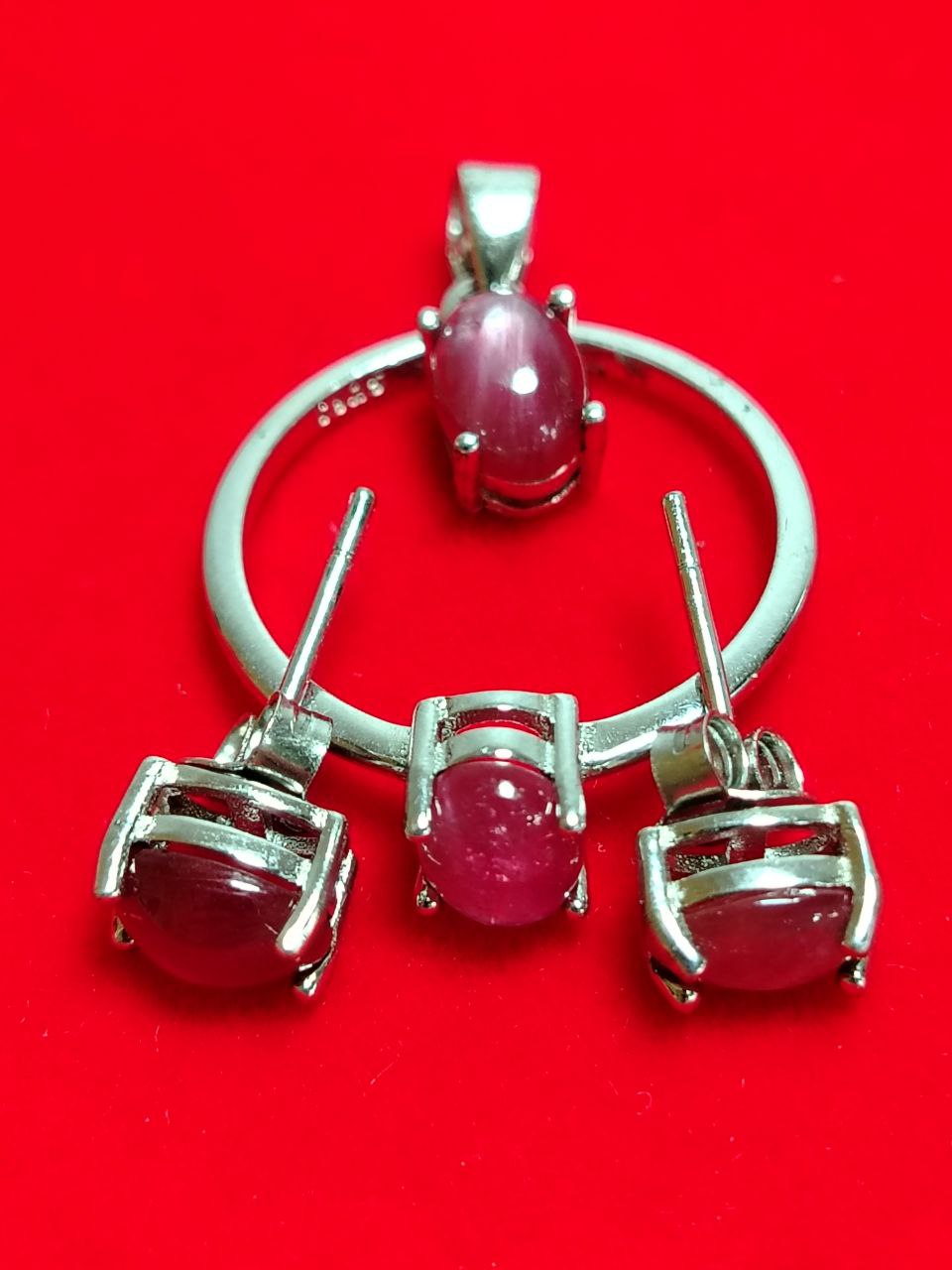 Juego de joyas con piedras rojas