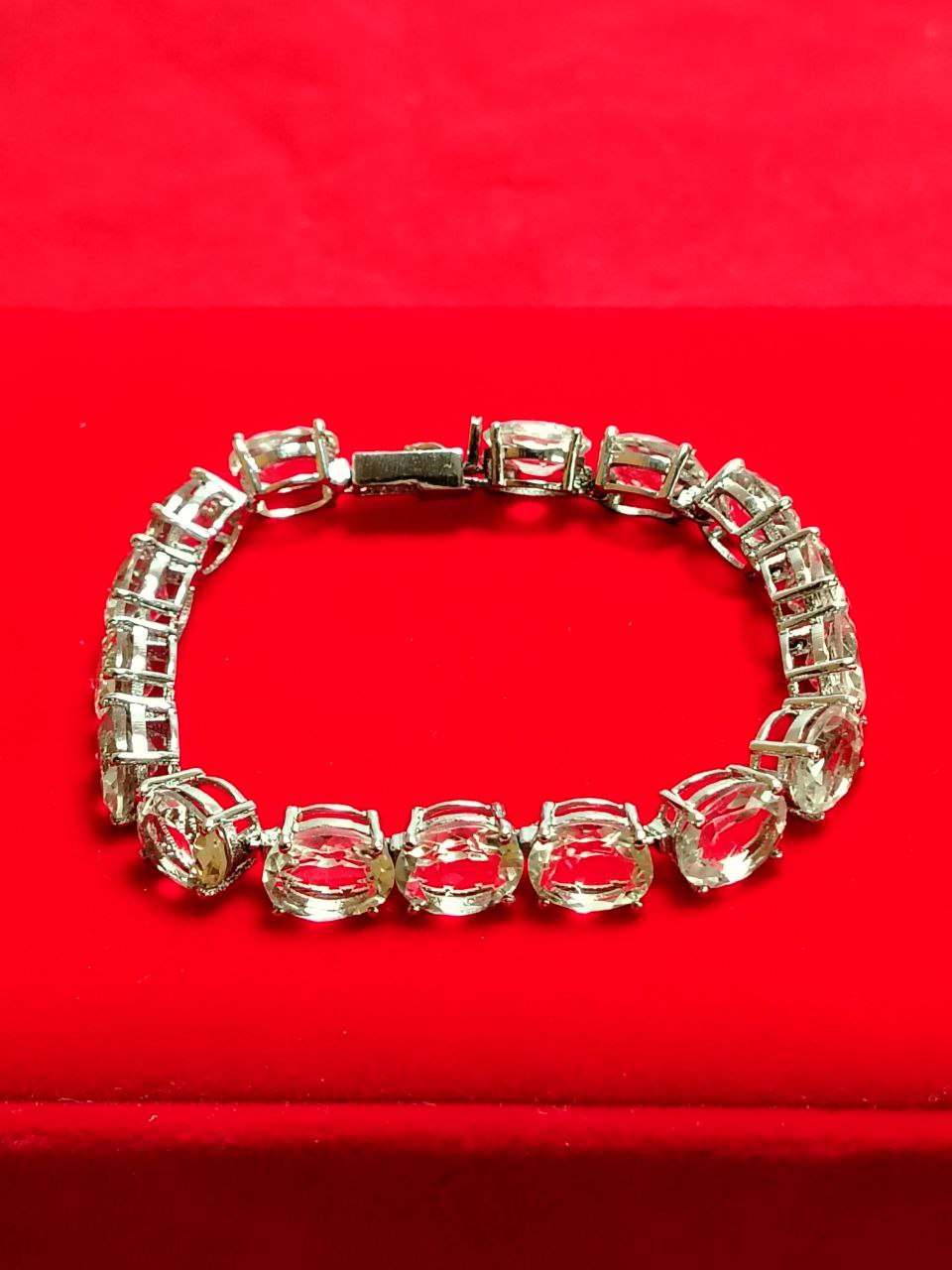 Brazalete de plata con gemas transparentes