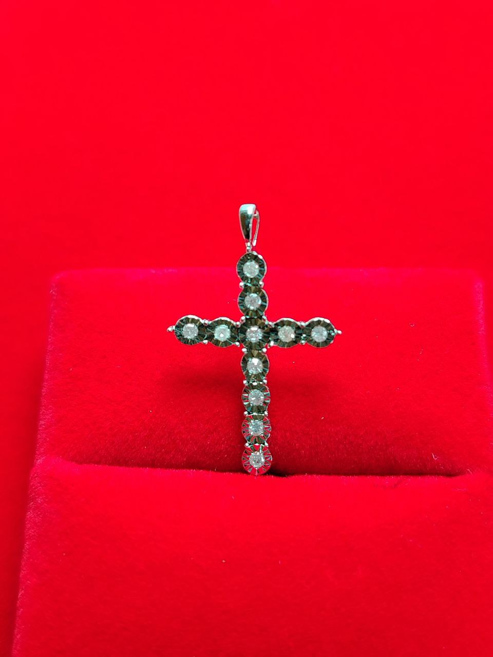 Colgante de cruz con diamantes