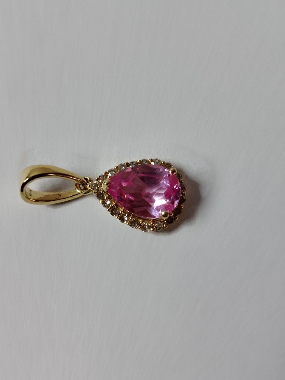 Colgante de oro con piedra preciosa rosada