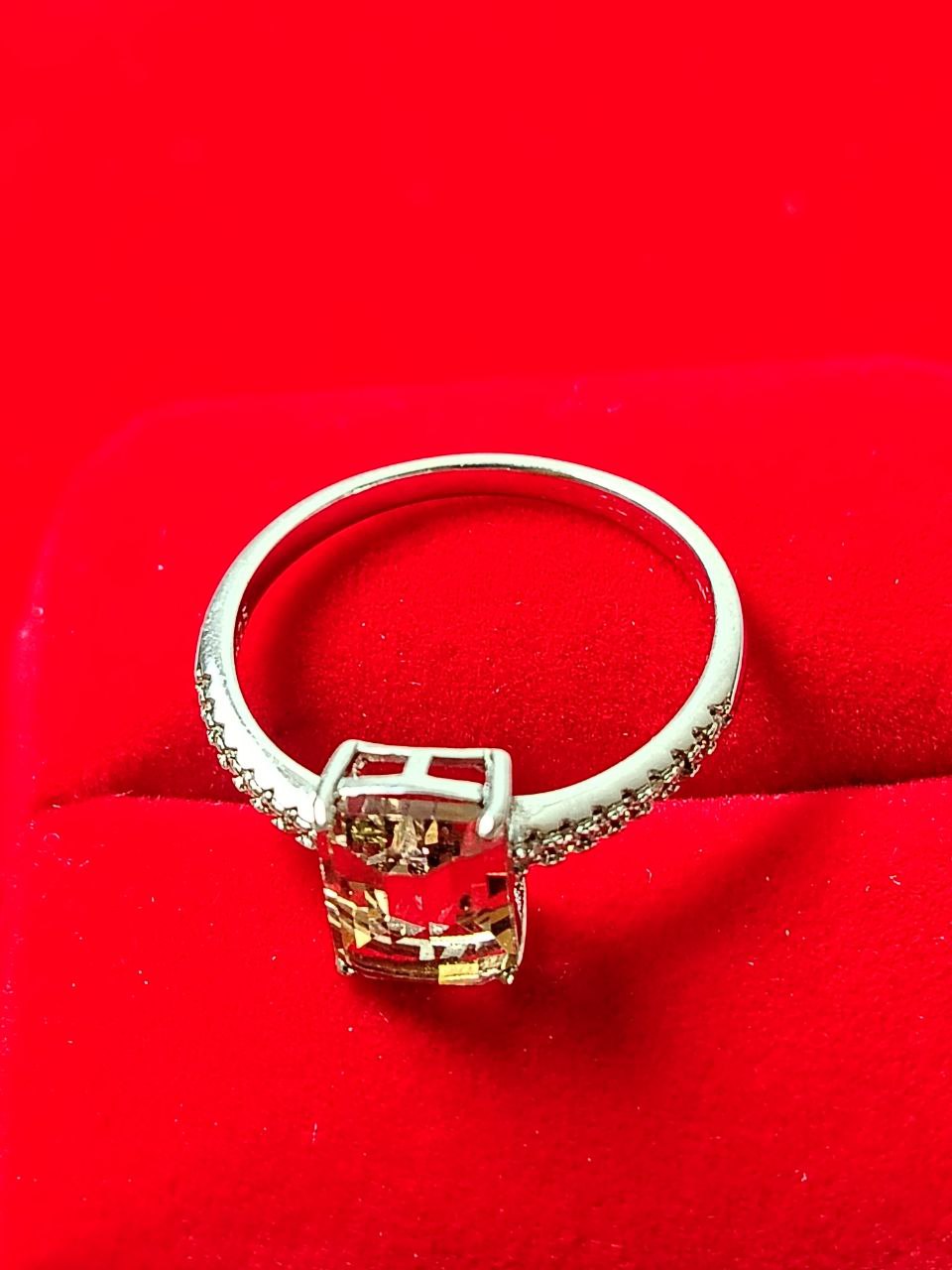 Anillo de plata con piedra preciosa T 8.5