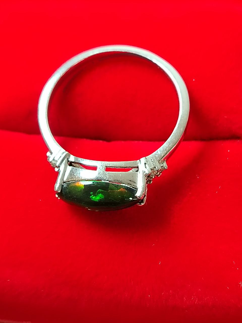 Anillo de plata con piedra opalo verde T8