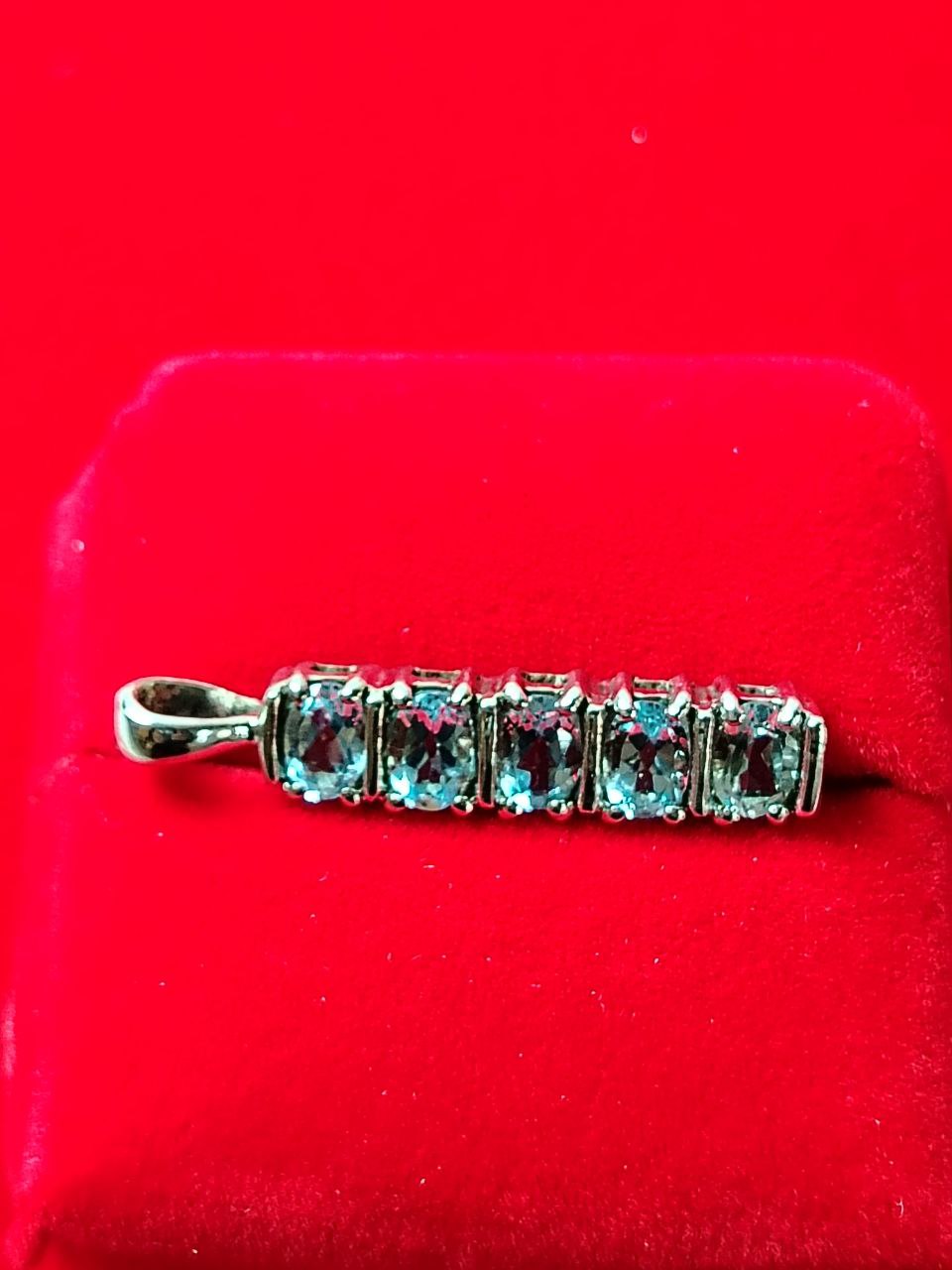 Colgante de plata con gemas 