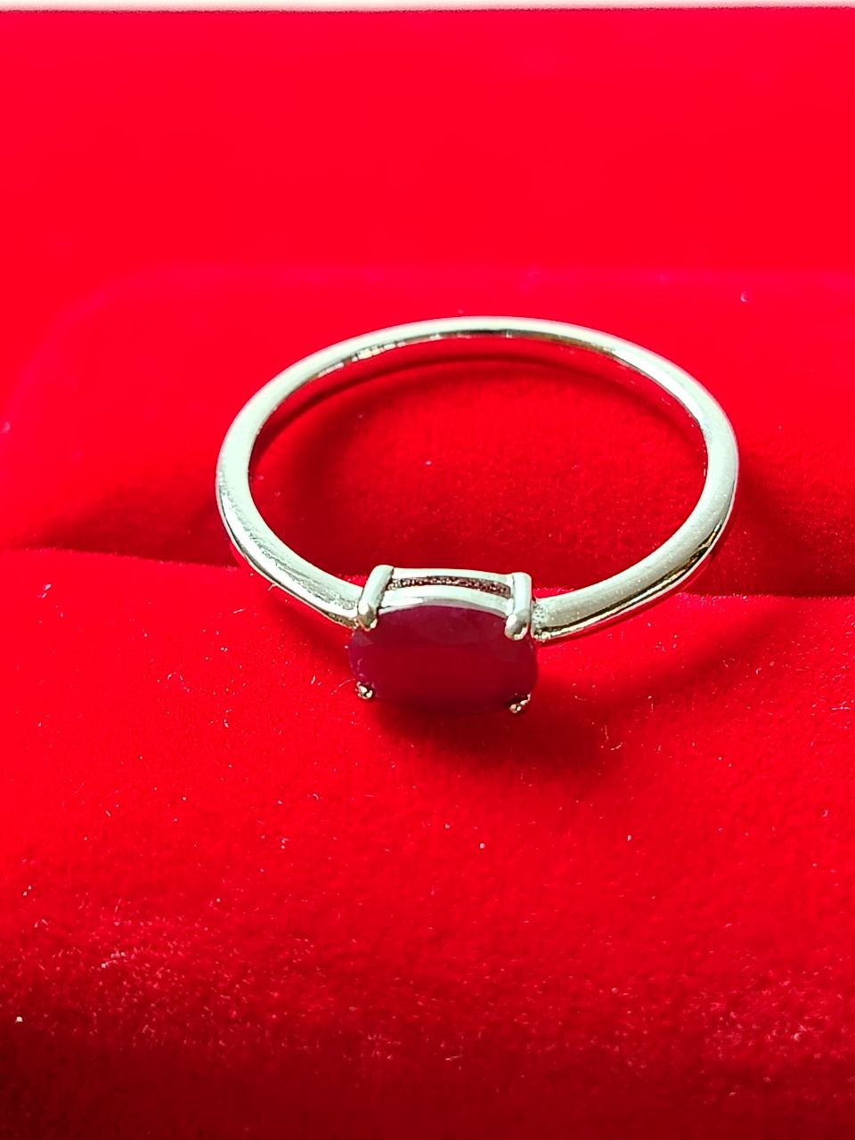 Anillo de plata con piedra roja T 7.5