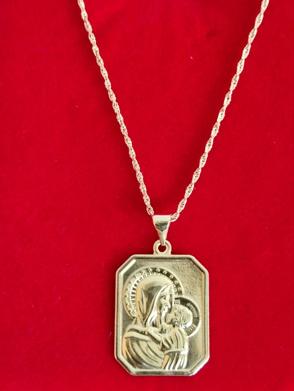 Collar con medalla religiosa