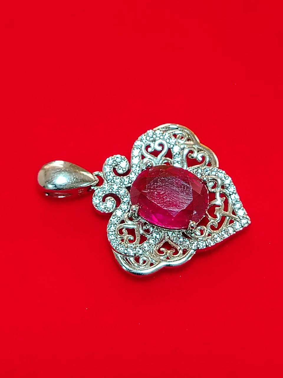 Colgante de plata con rubí