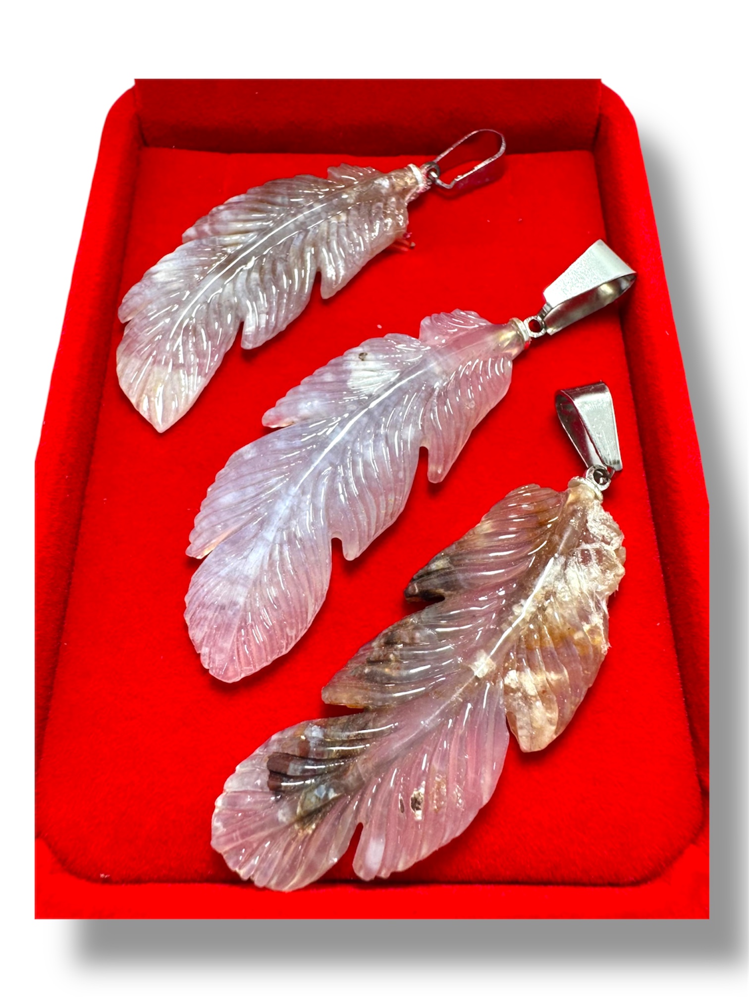 Dijes de cuarzo rosa en forma de pluma