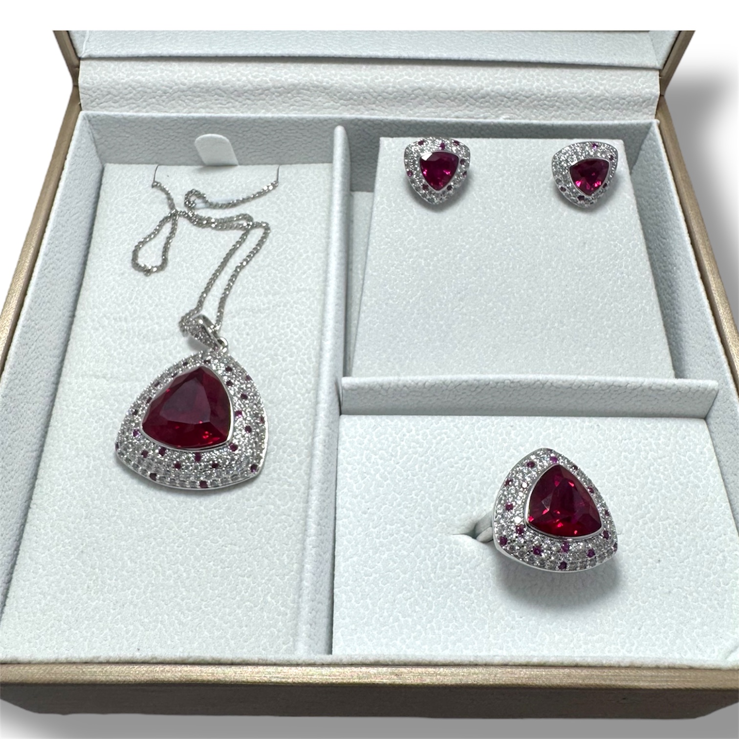 Conjunto de joyería con rubí