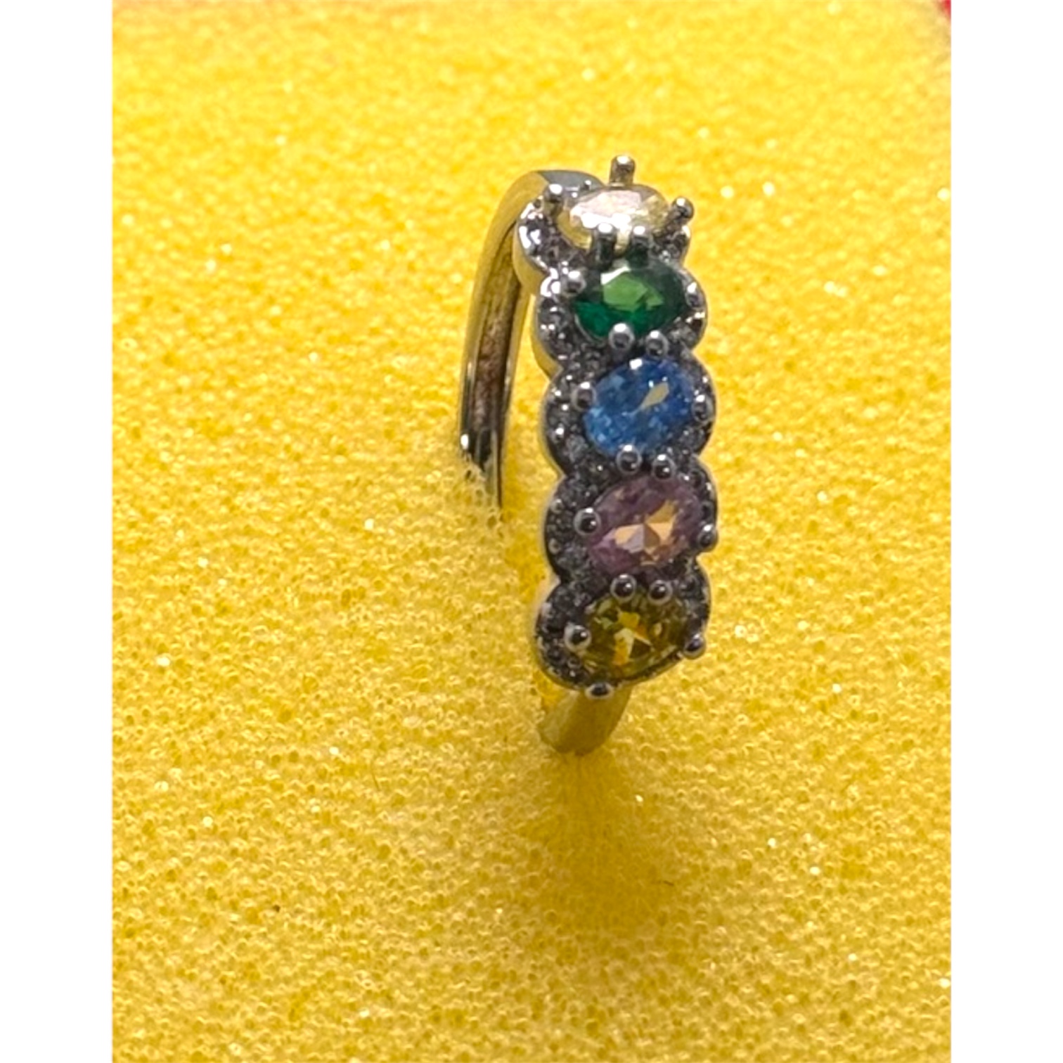 Anillo  con piedras de colores