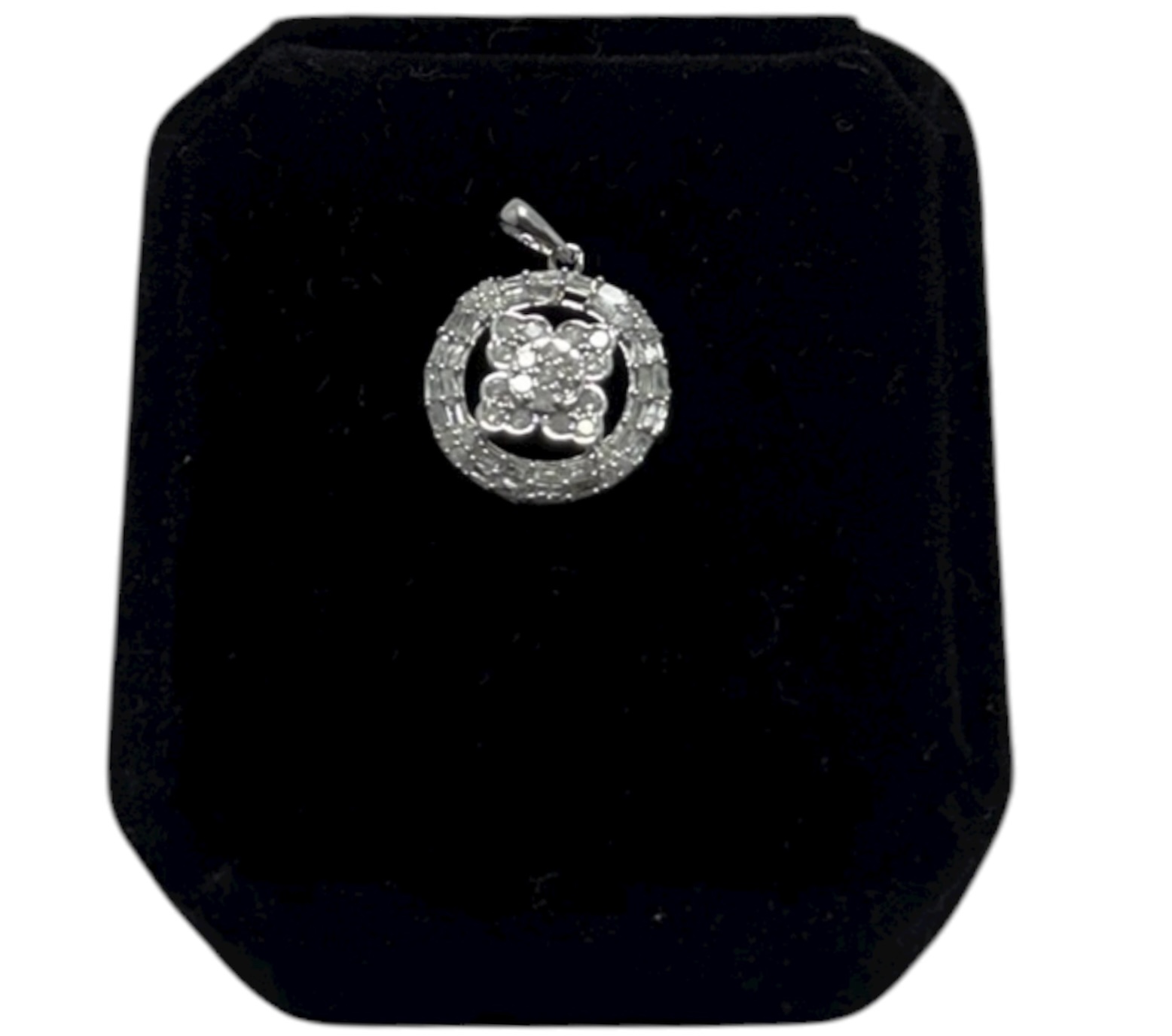 Dije de oro blanco con incrustaciones de diamantes 