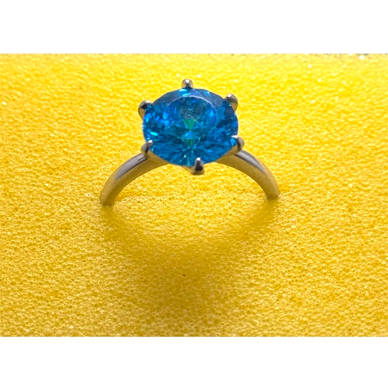 Anillo  con piedra azul espinela
