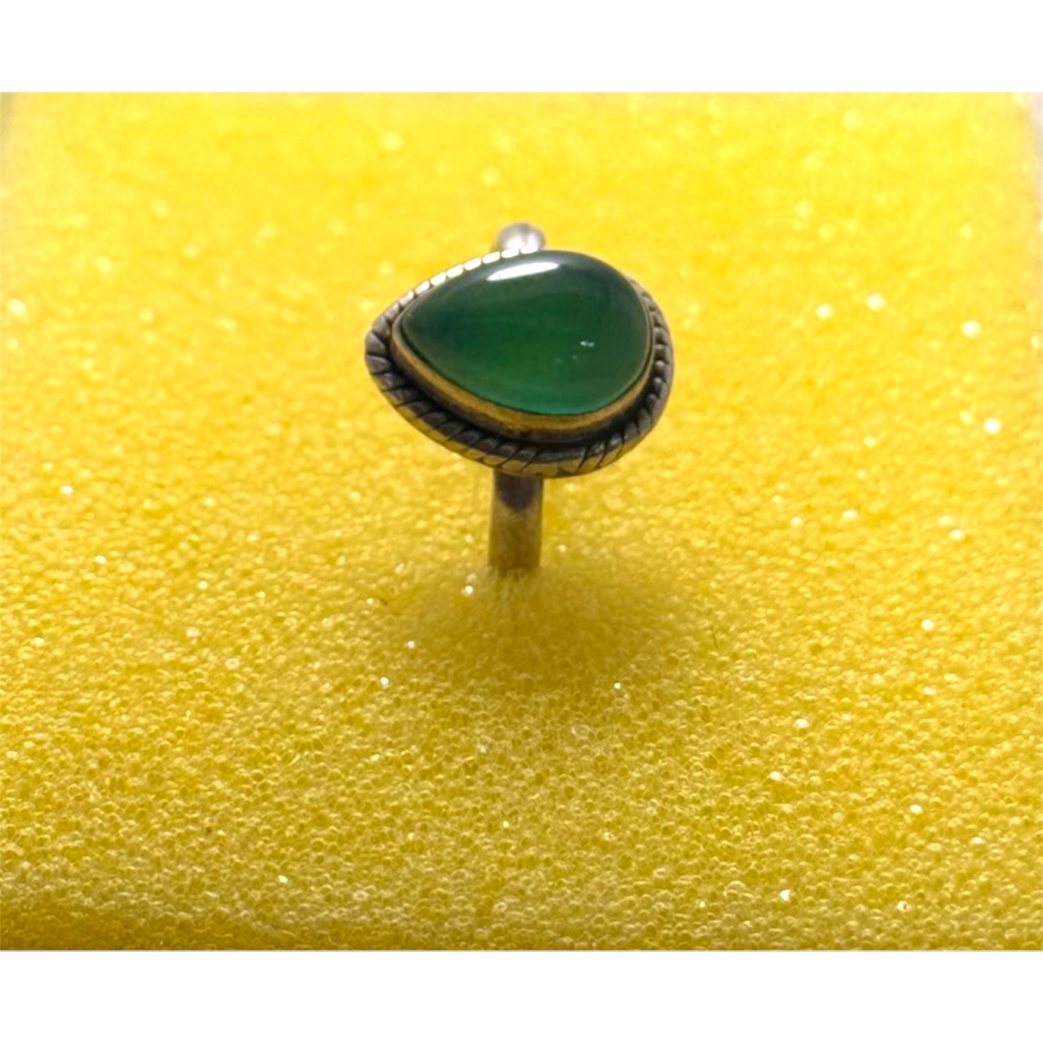 Anillo con piedra verde