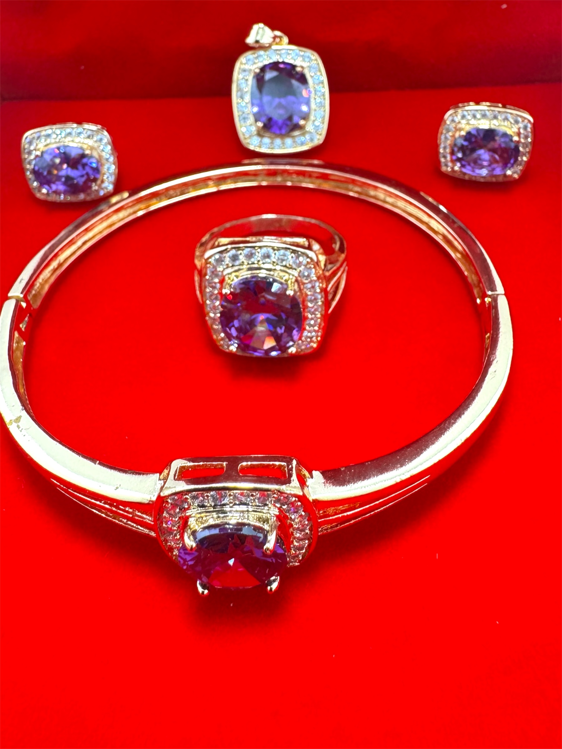 Conjunto de joyería con piedras preciosas