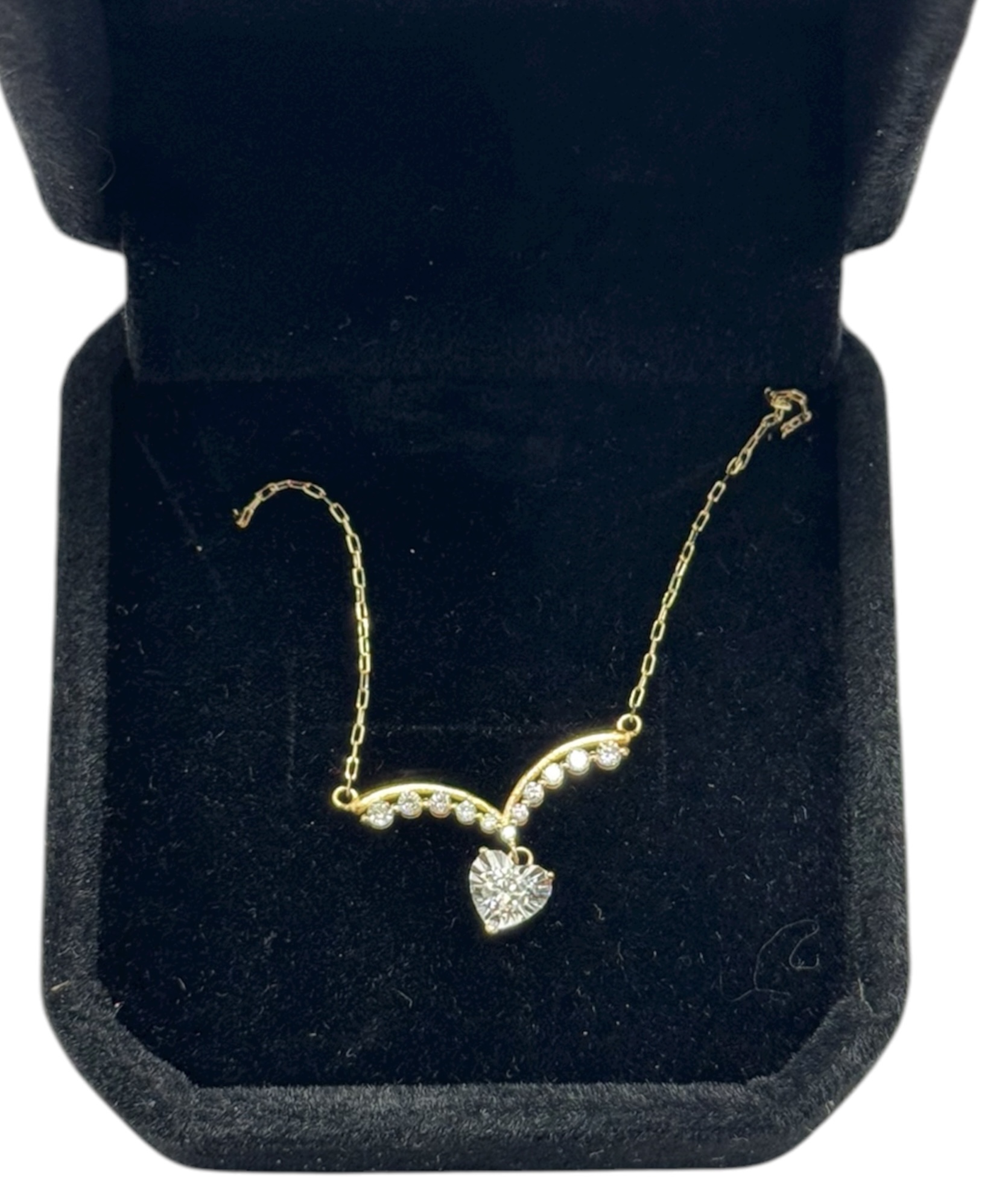 Brazalete de oro 18 Ct con dije de corazón e incrustaciones de diamantw
