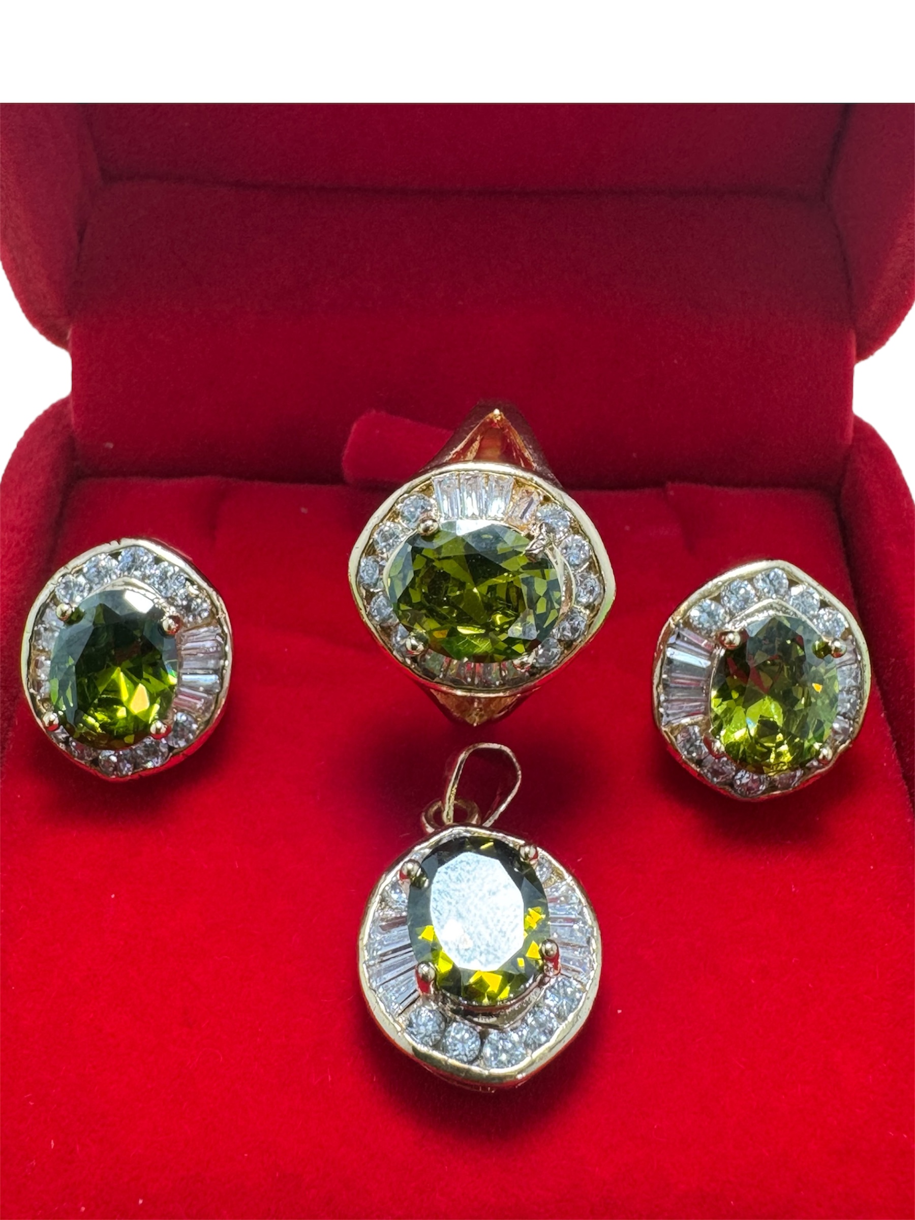 Conjunto de joyería con piedras verdes