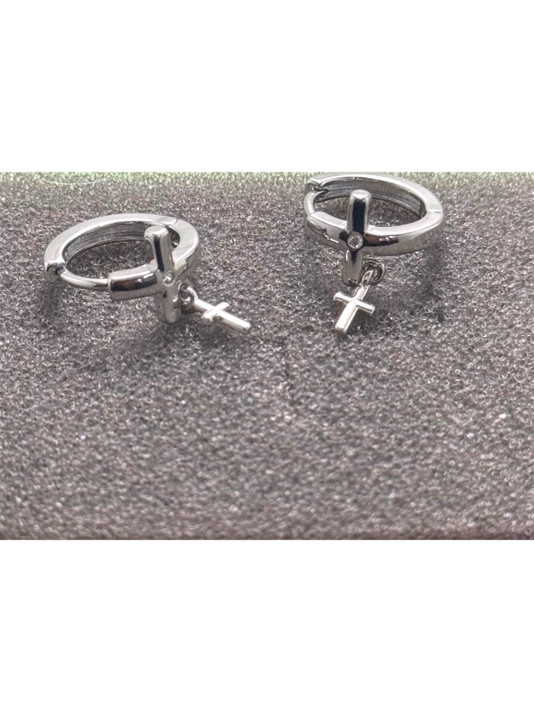 Aretes de aro con colgante cruz