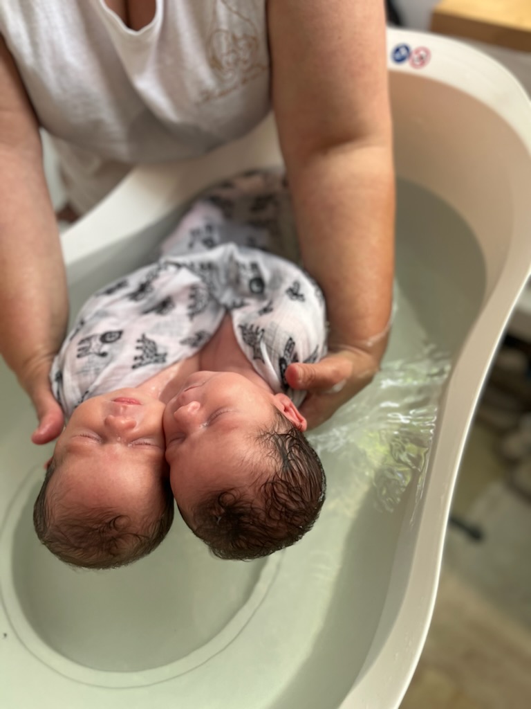 Thérapeutique bain bébé jumeaux