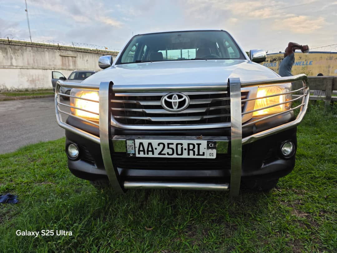 TOYOTA HILUX 4X4 Année 2012 Boite Manuelle  Intérieur tissu Alcantara  Énergie GAS-OIL  Option 4x4  Kilométrage 180.xxx km Clime d’Origine Vendu avec les documents  TTC  DISPONIBLE 