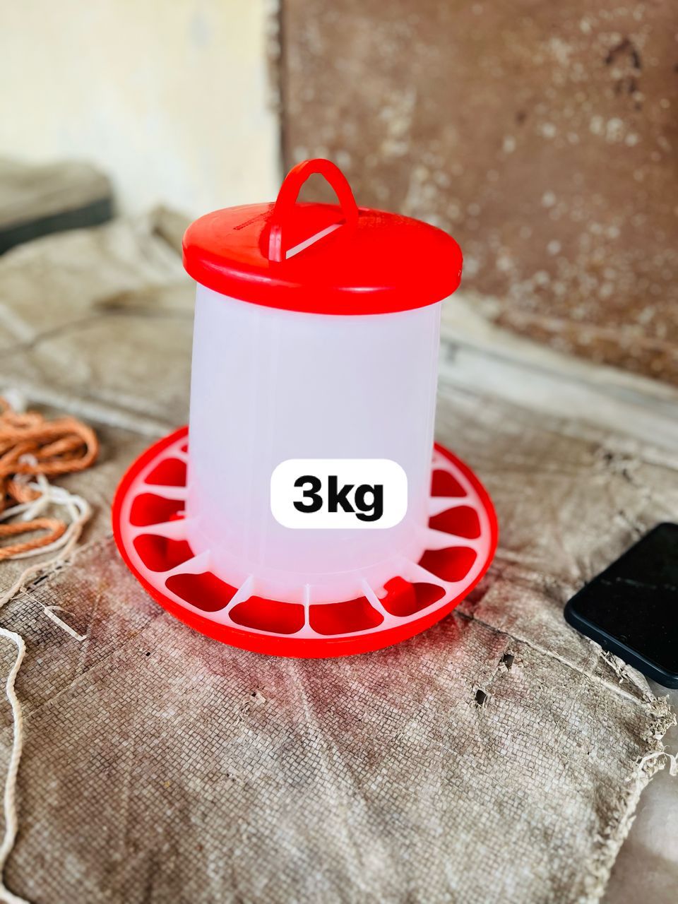 Distributeur de grains pour volailles