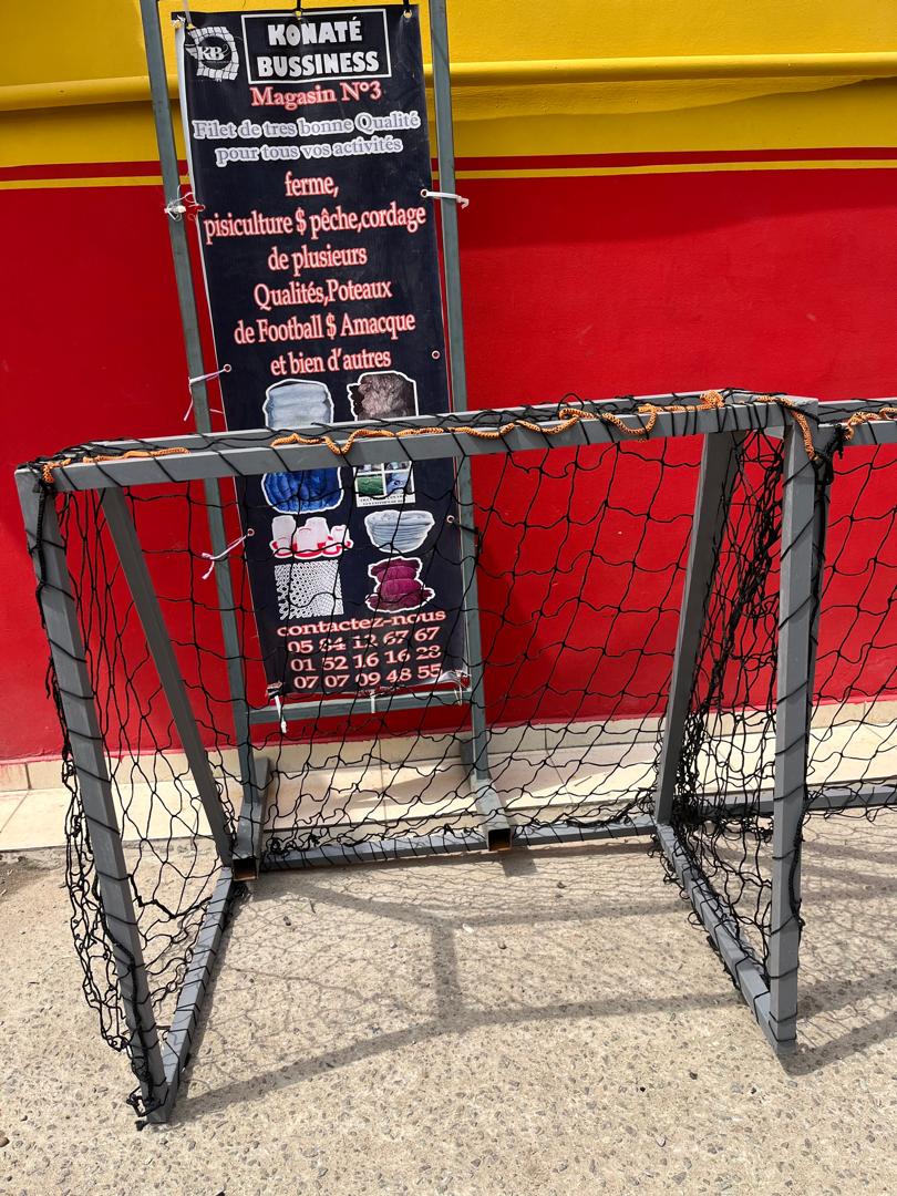 PETIT POTEAUX DE FOOTBALL DISPONIBLE.  POUR LES GRANDS ET D'AUTRES TYPES SUR COMMANDE
