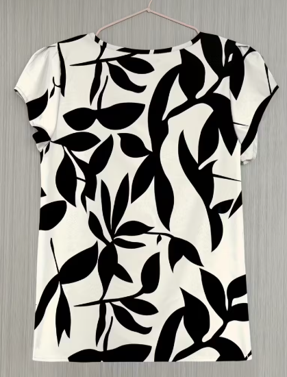 BLUSA BLANCA CON HOJAS NEGRAS