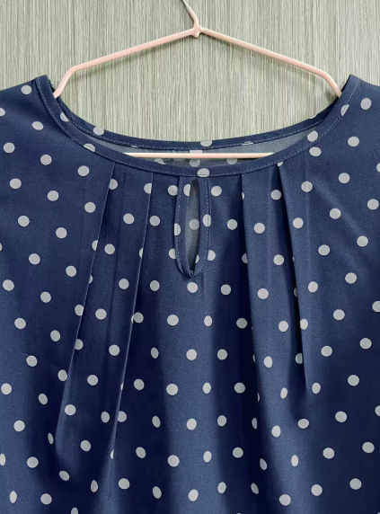 BLUSA AZUL CON LUNARES BLANCOS