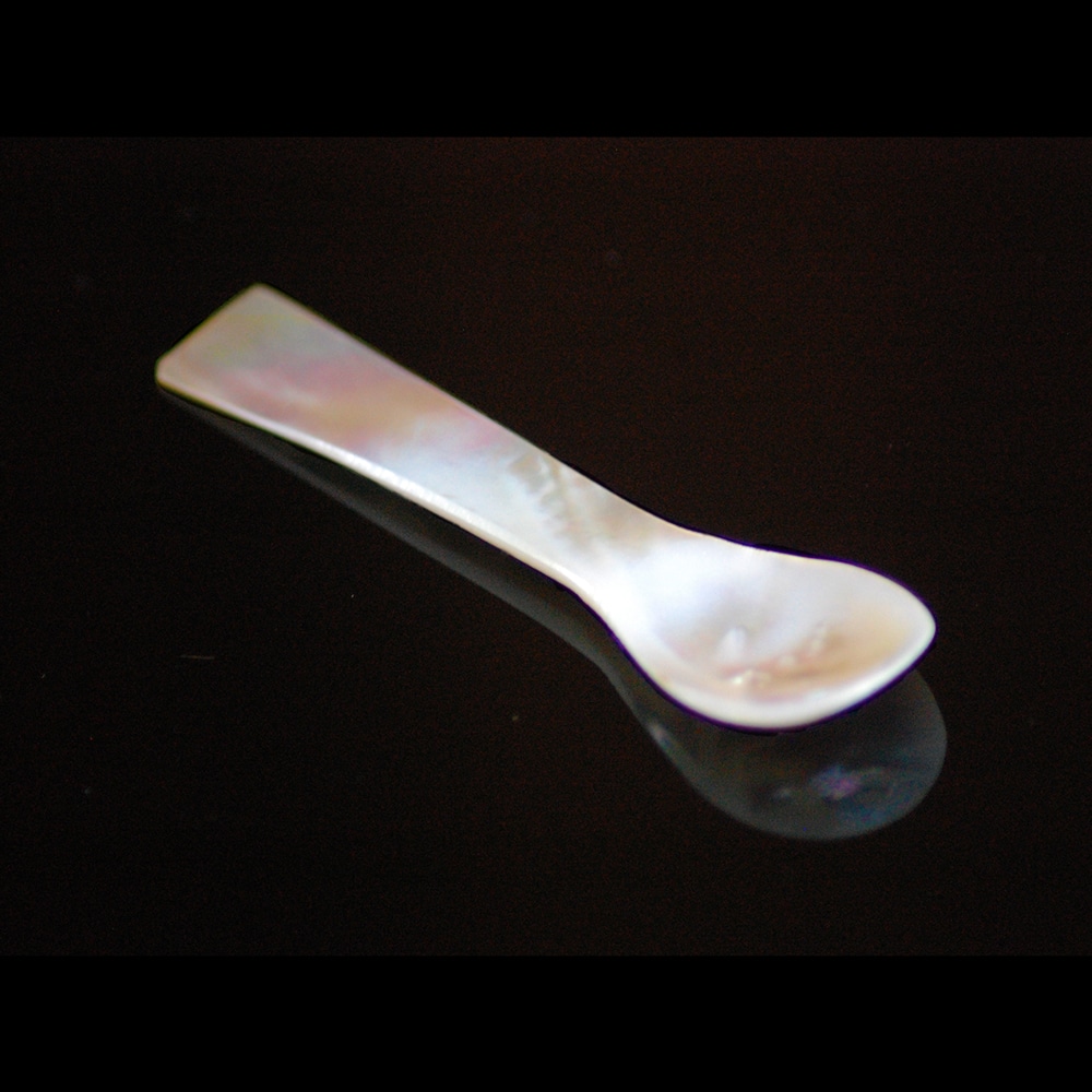 Cucharilla de nácar para caviar
