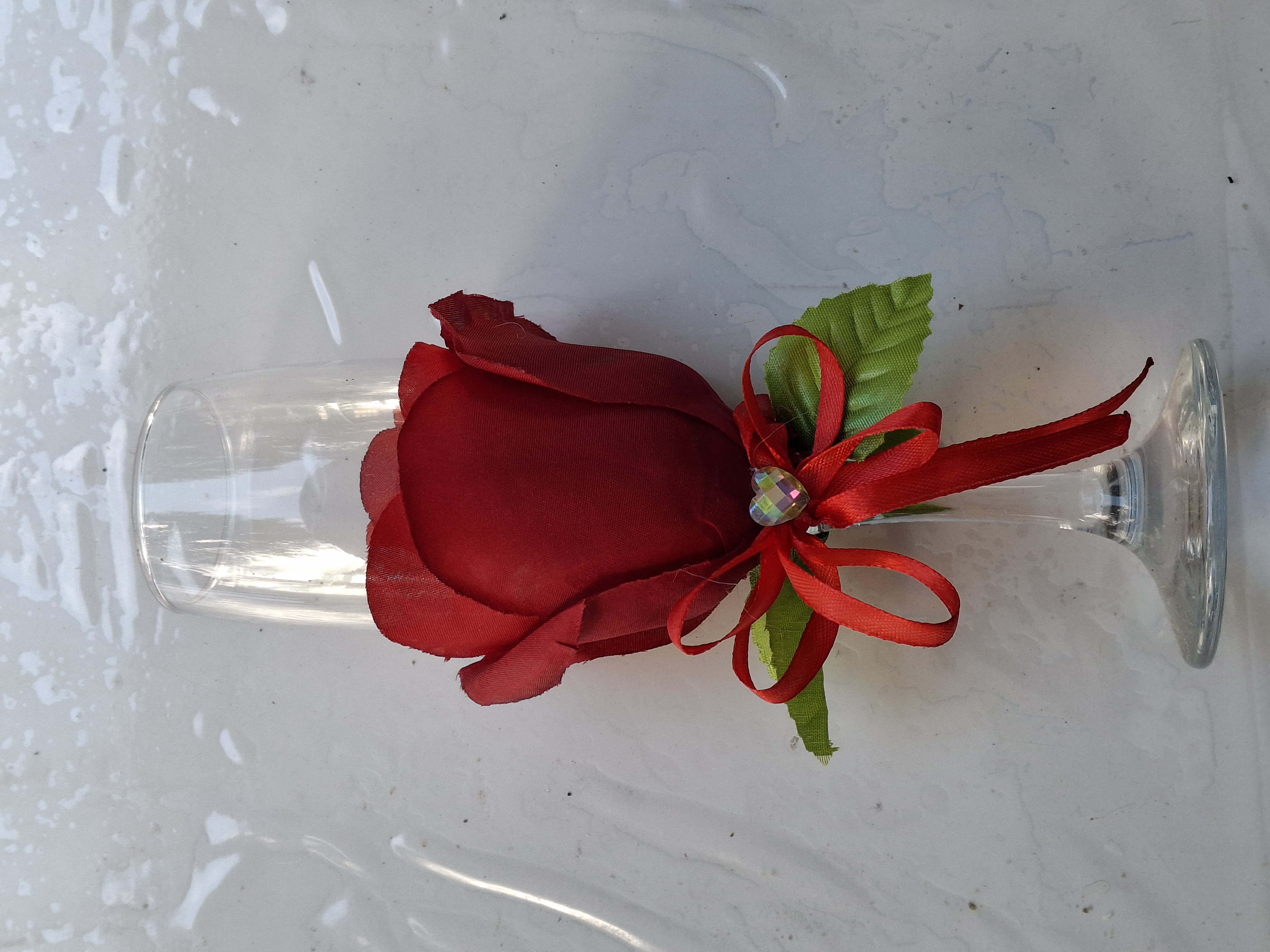 Verre décoratif avec rose artificielle