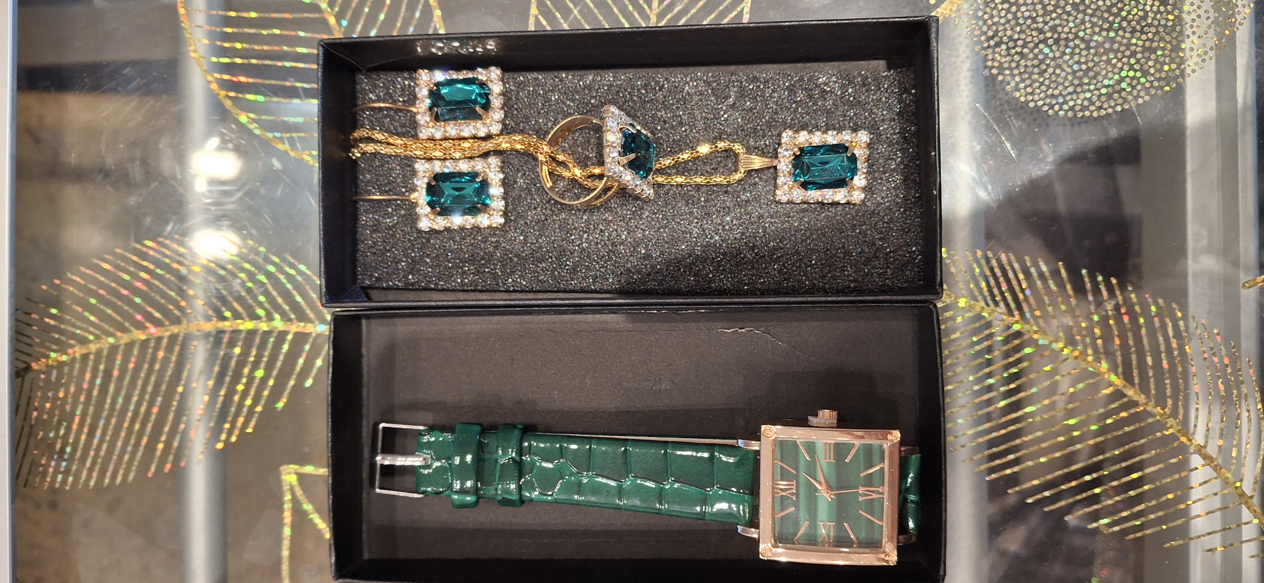 Ensemble montre et bijoux vert émeraude