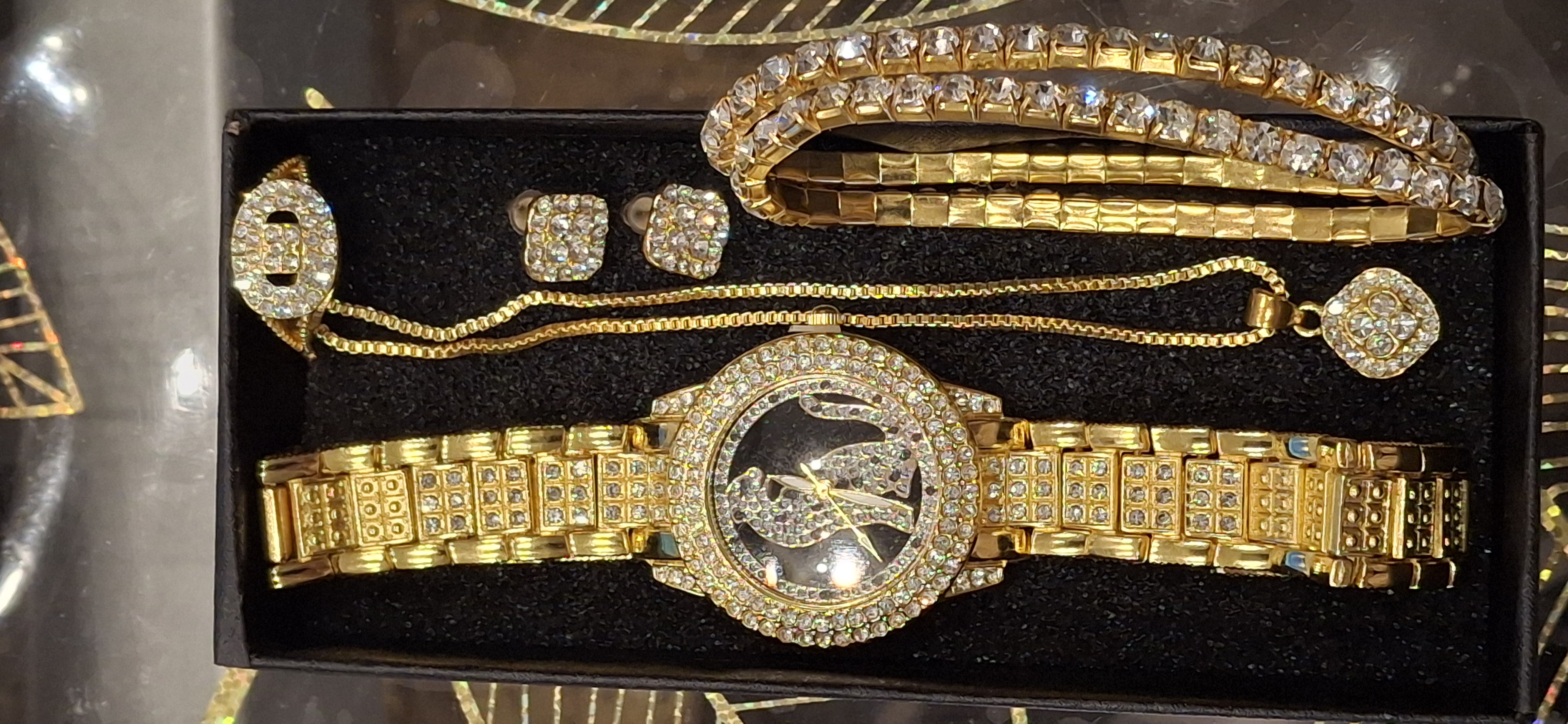 Montre et parure couleur or